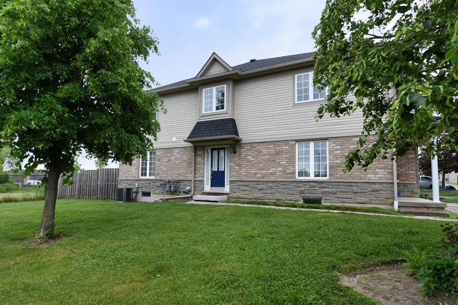 Hamilton, ON L9C 7W6,7 Southside PL #49