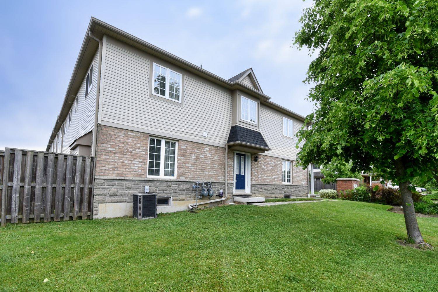 Hamilton, ON L9C 7W6,7 Southside PL #49