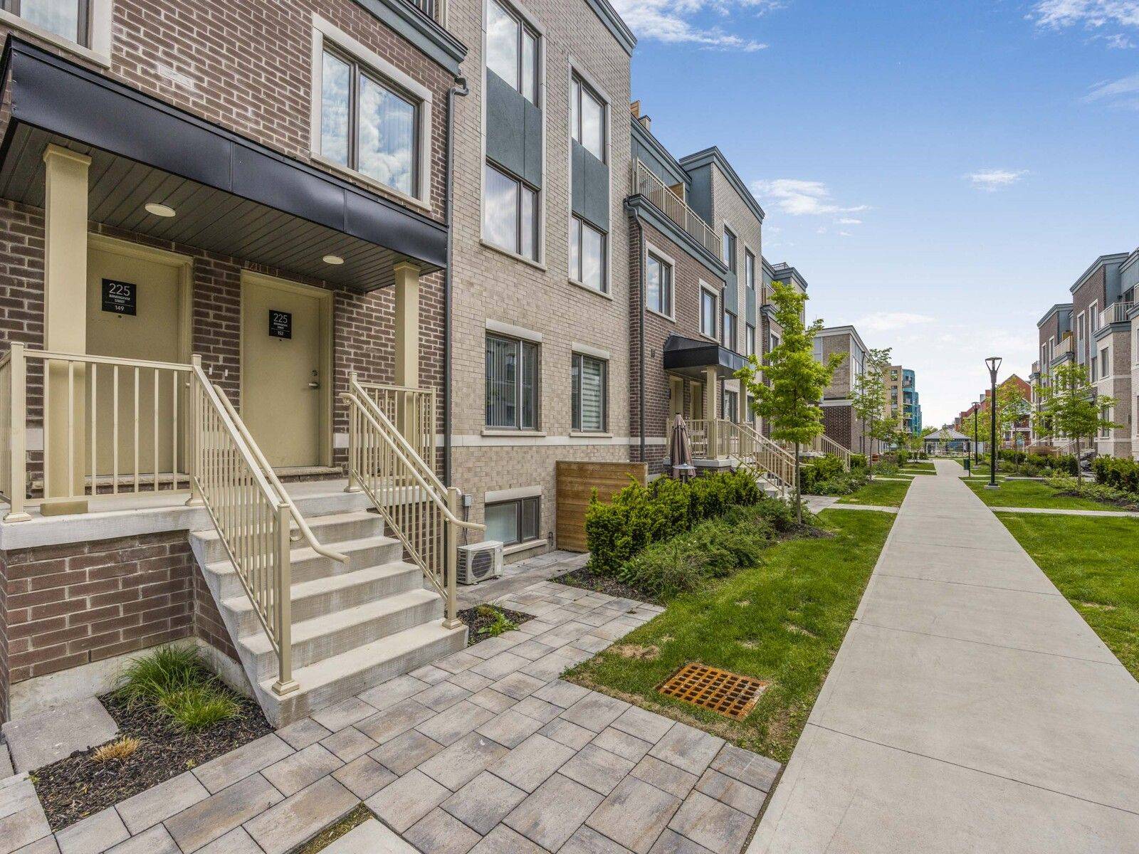Toronto W06, ON M8V 2C7,225 Birmingham ST #152