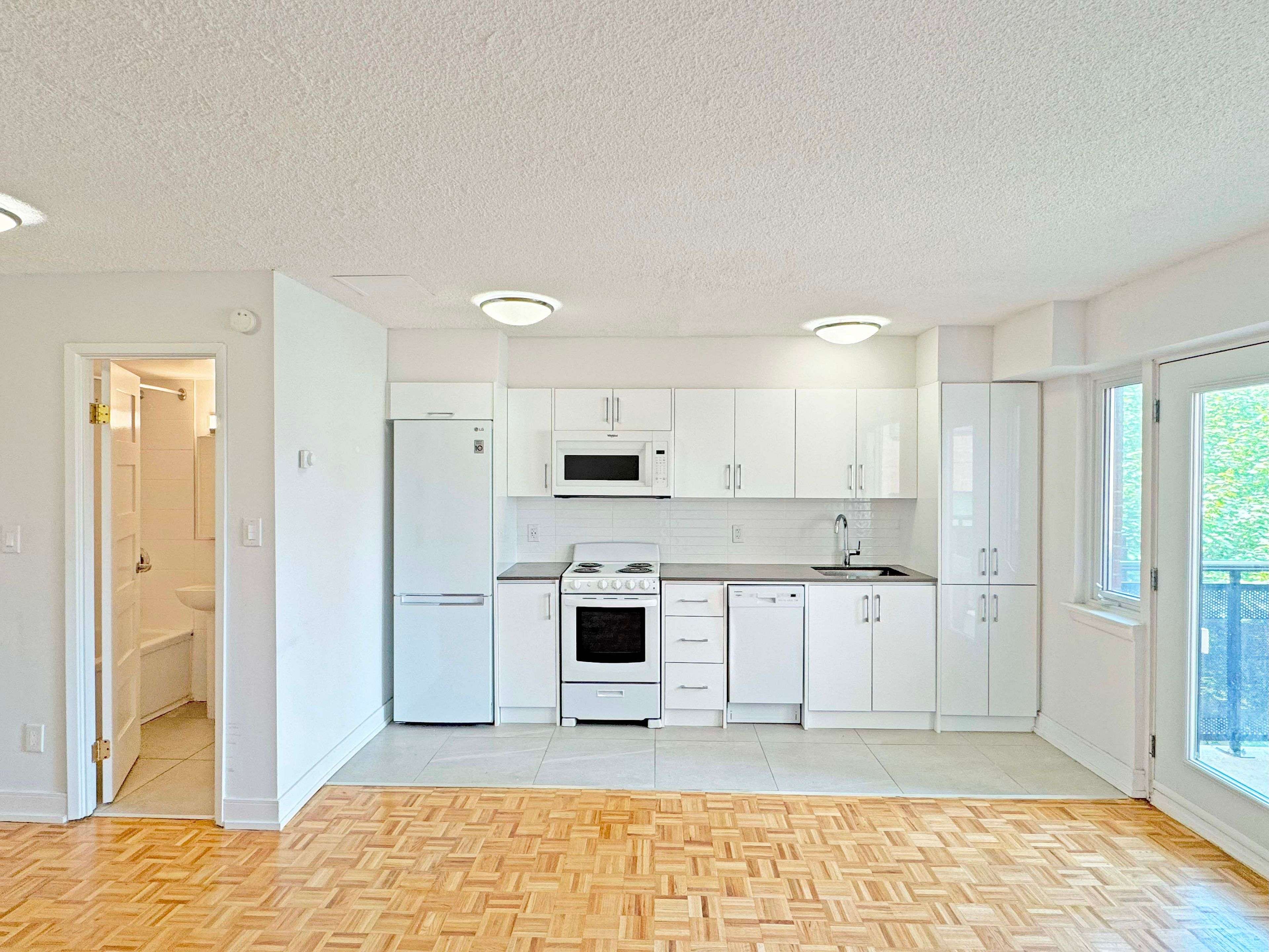 Toronto C02, ON M4V 1Z8,95 Lawton BLVD #404
