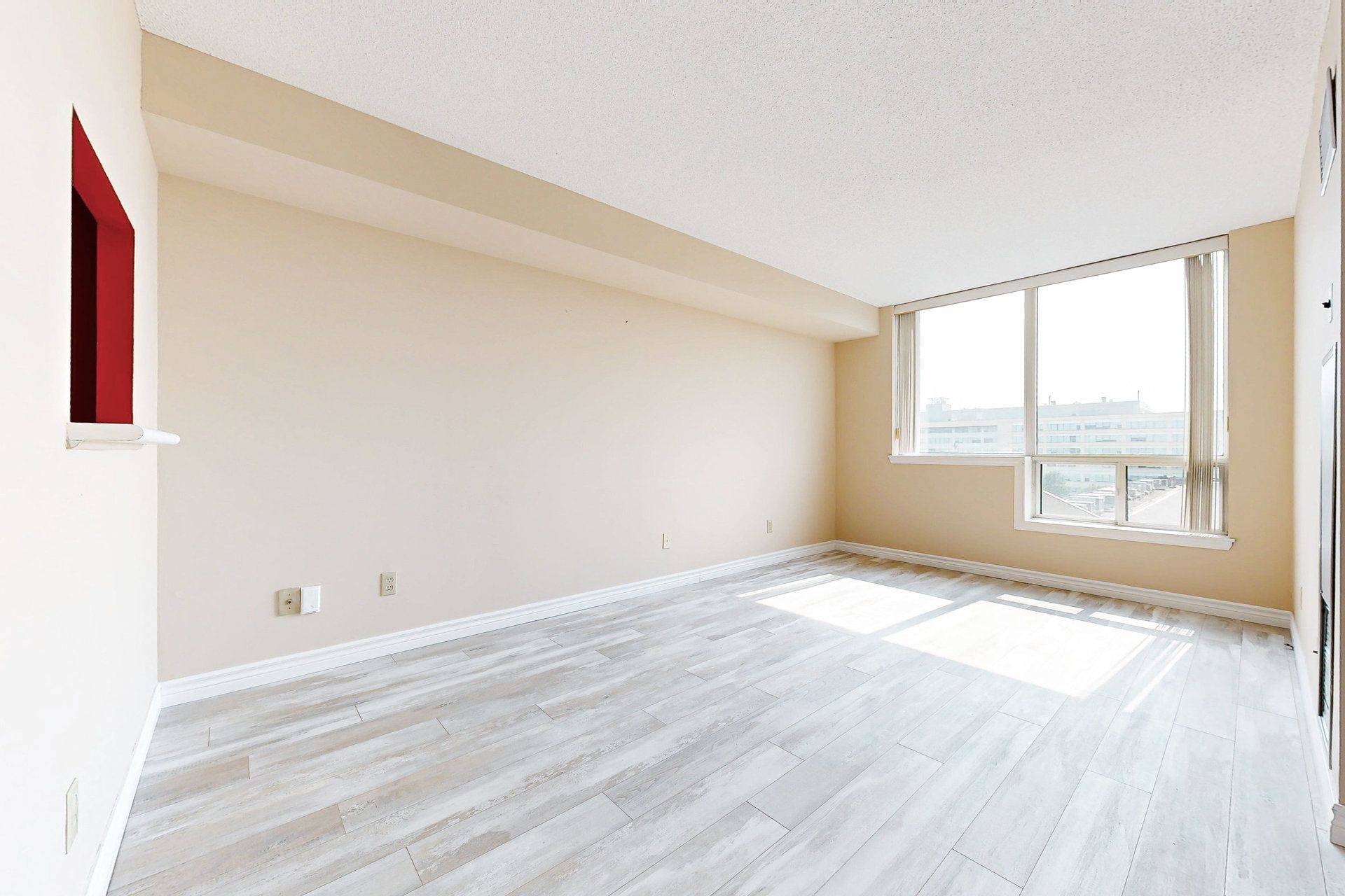 Whitby, ON L1N 8Z1,711 Rossland RD E #706