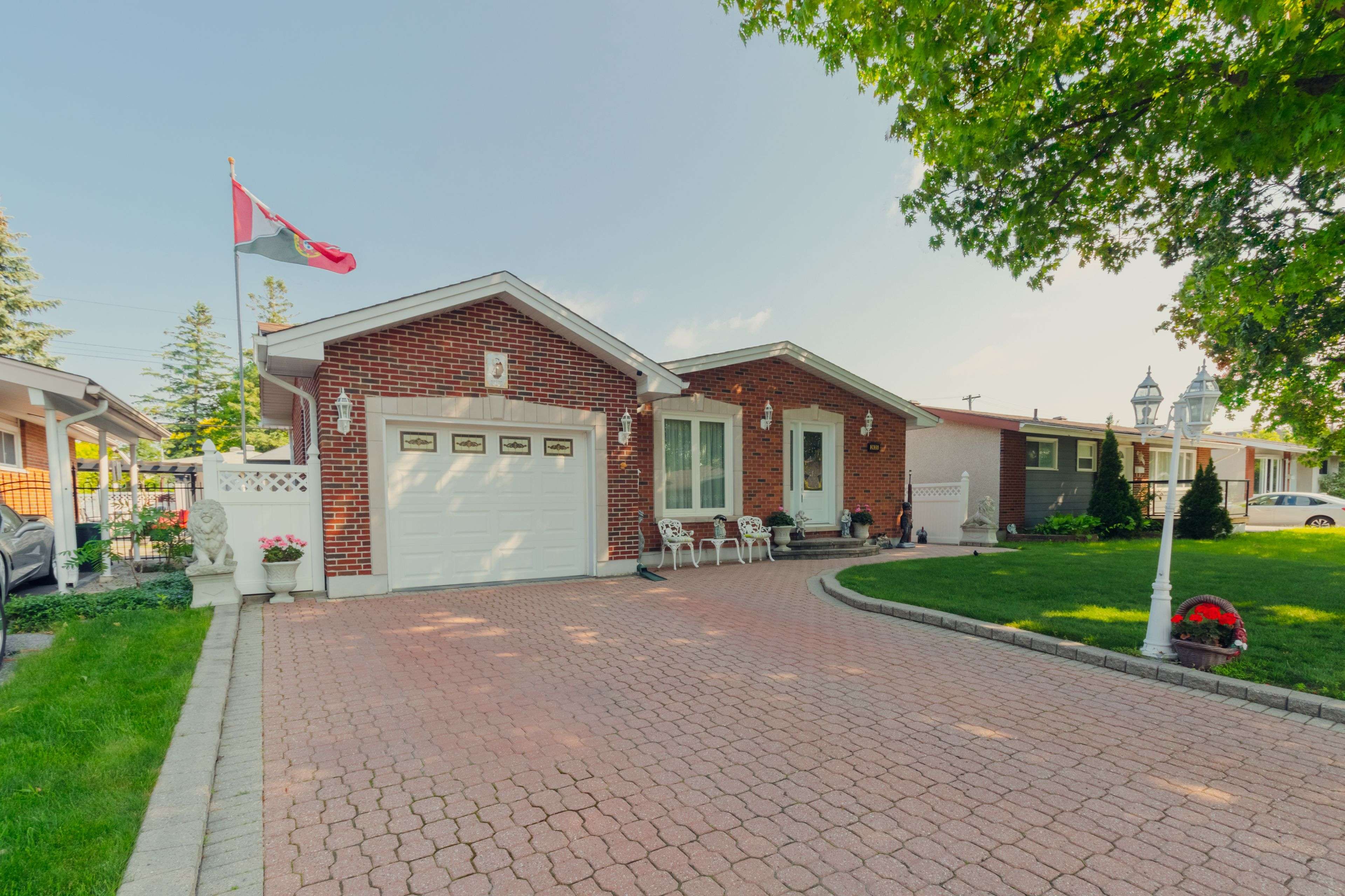 Elmvale Acres And Area, ON K1G 1J1,2435 Heaton AVE