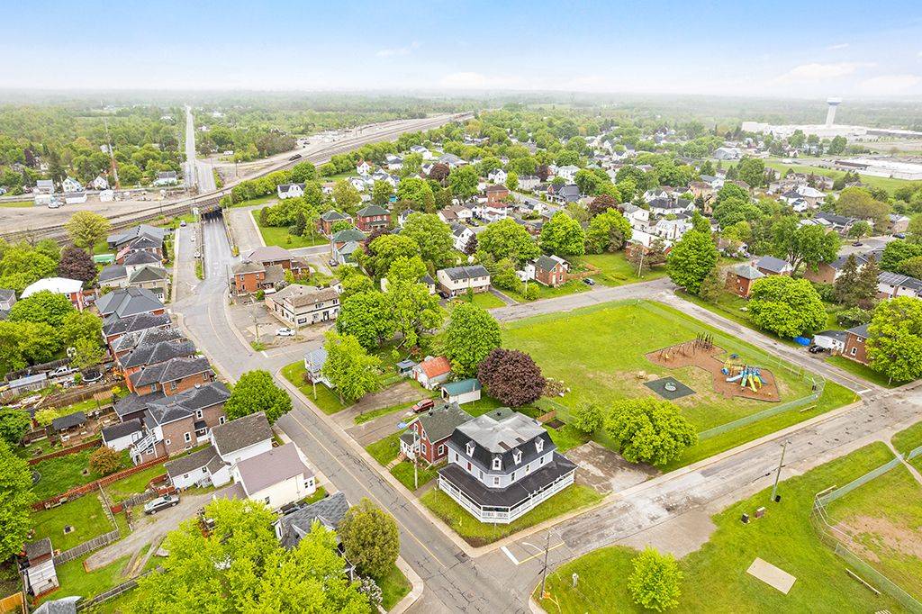 Smiths Falls, ON K7A 2Z5,151 Chambers ST