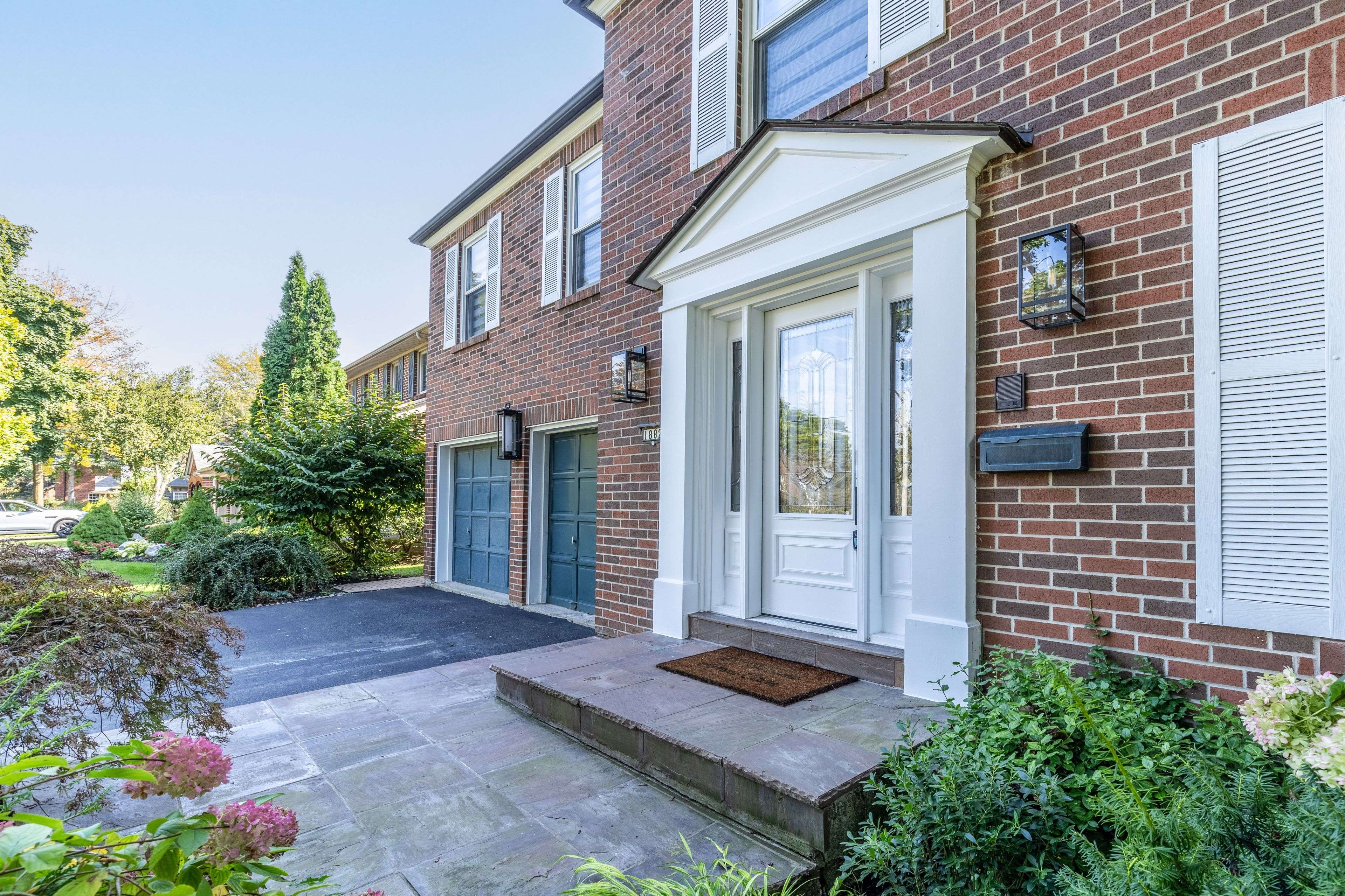 Mississauga, ON L5K 2E7,1882 Sherwood Forrest CIR