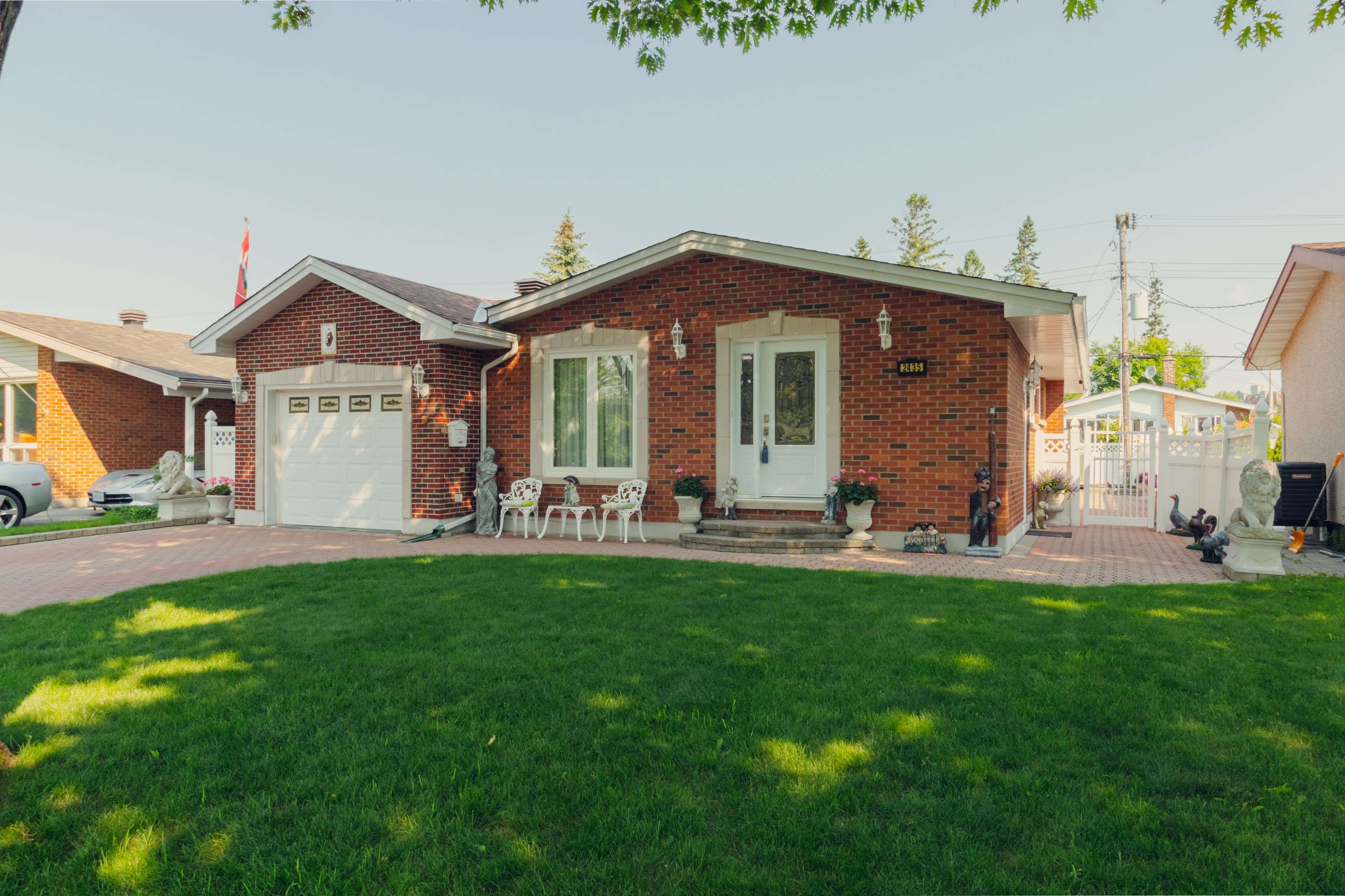 Elmvale Acres And Area, ON K1G 1J1,2435 Heaton AVE