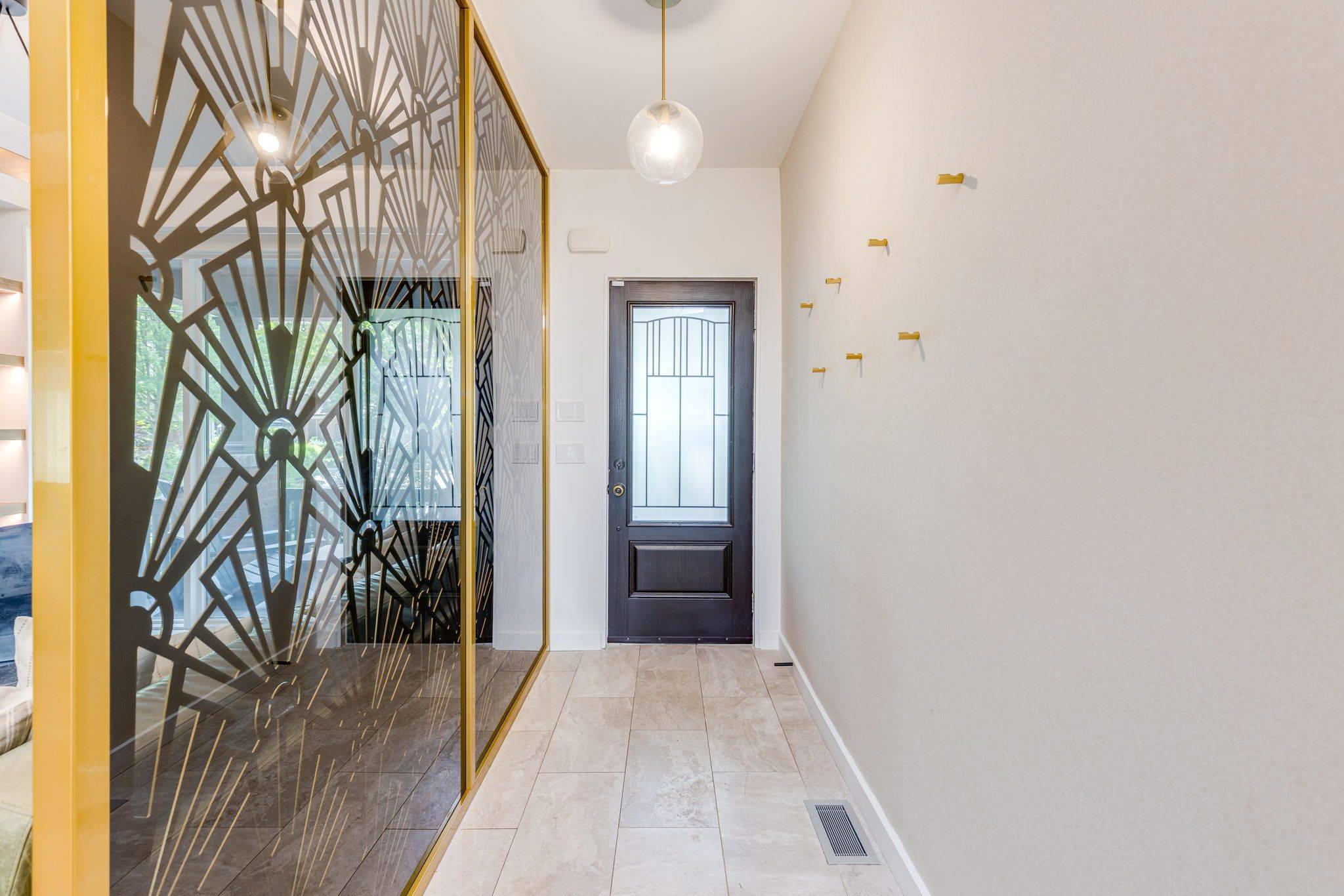 Toronto E01, ON M4J 3L9,57 Ravina CRES