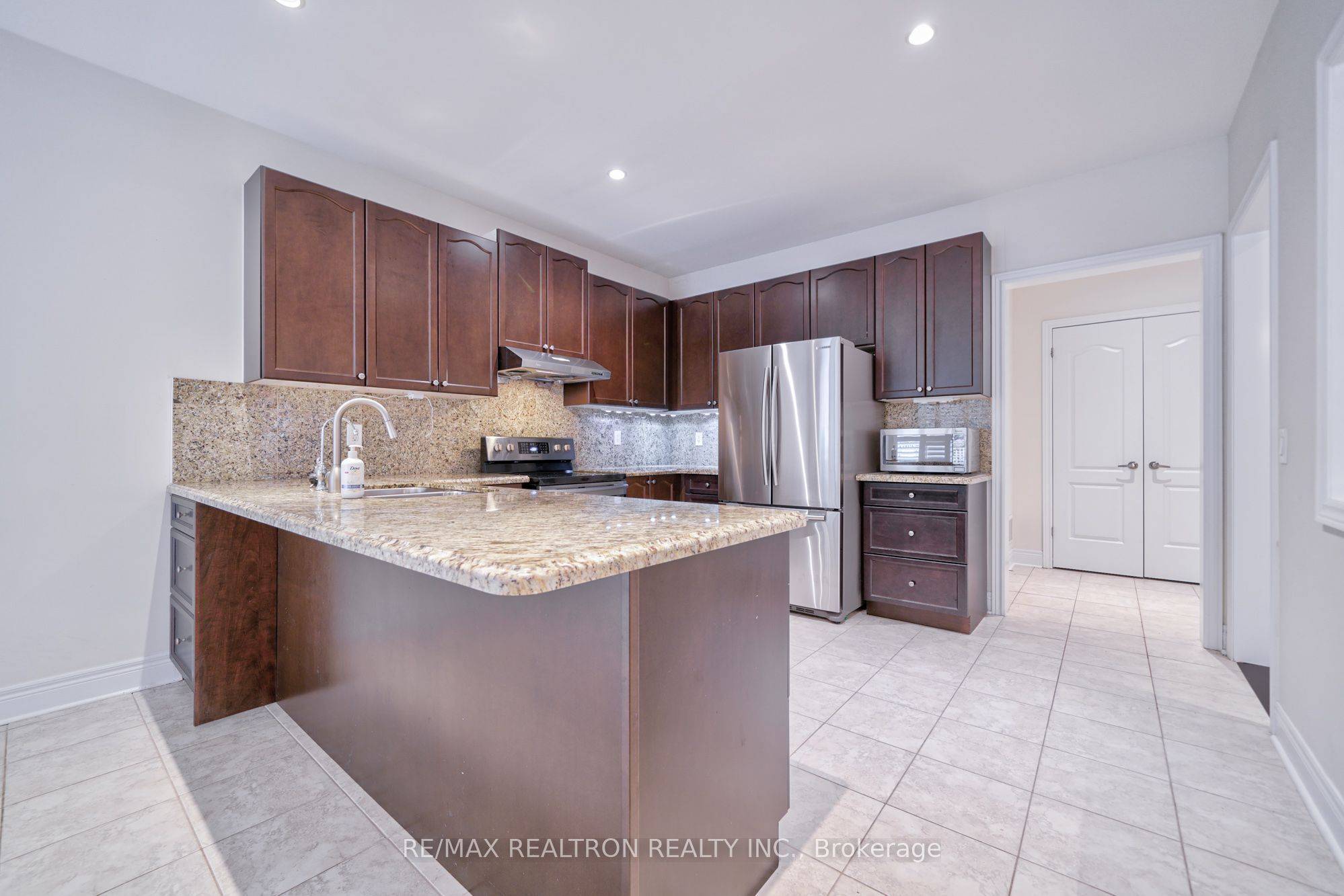 Toronto E05, ON M1V 0C2,7 Beswick Park CT