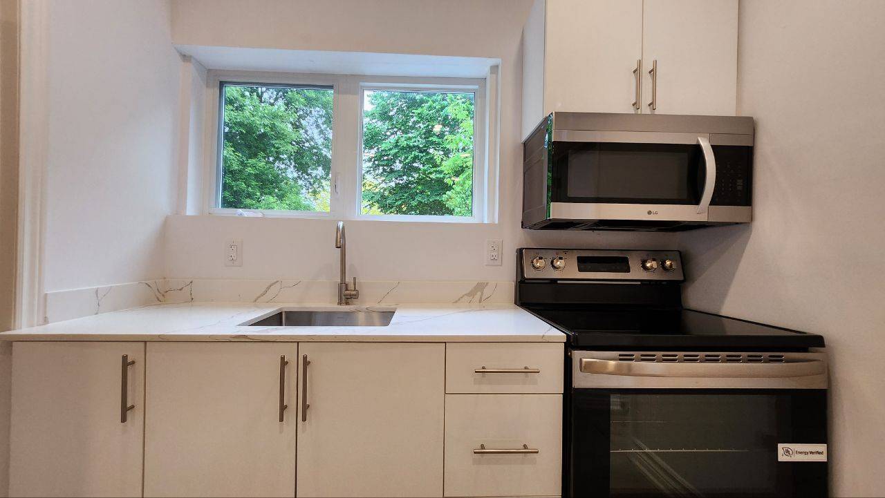 Oshawa, ON L1H 4H9,325 Simcoe ST S #4