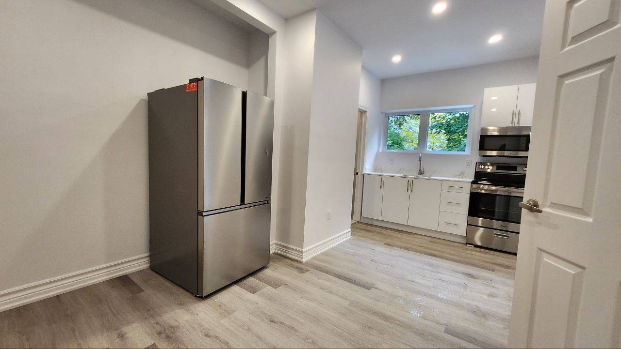 Oshawa, ON L1H 4H9,325 Simcoe ST S #4
