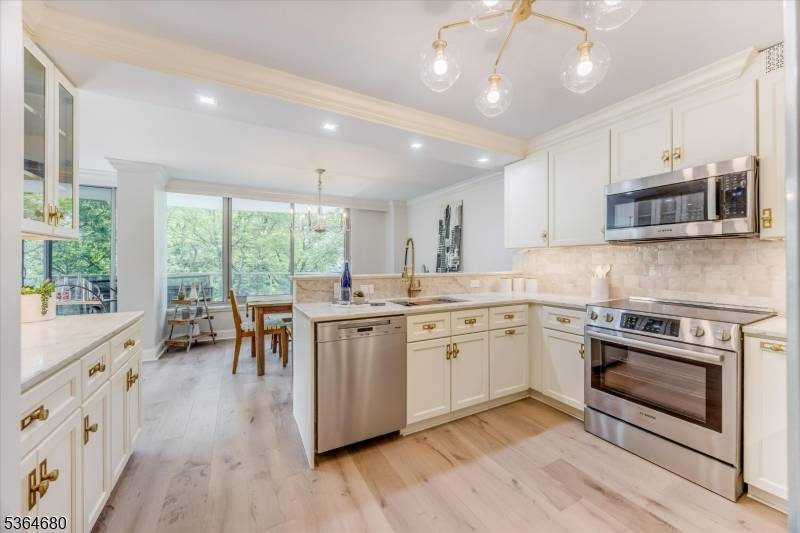Verona Twp., NJ 07044,1 Claridge Dr #418