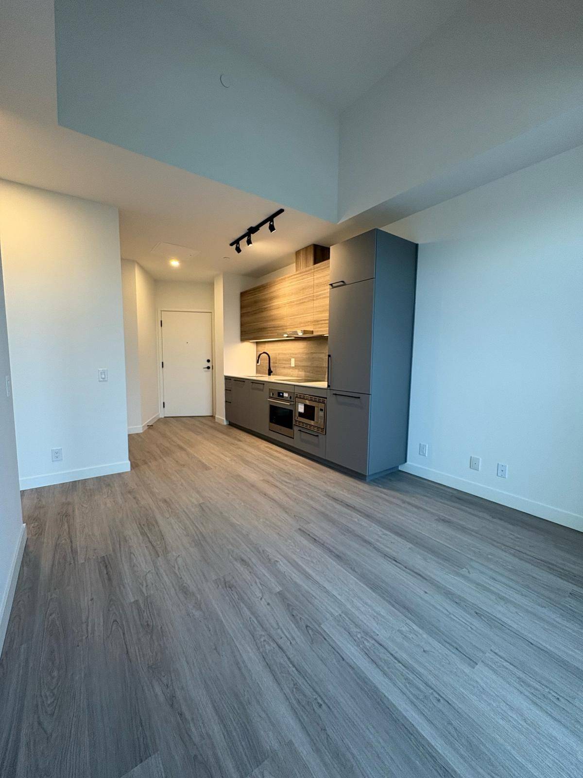 Toronto E02, ON M4L 0B7,1050 Eastern AVE #202