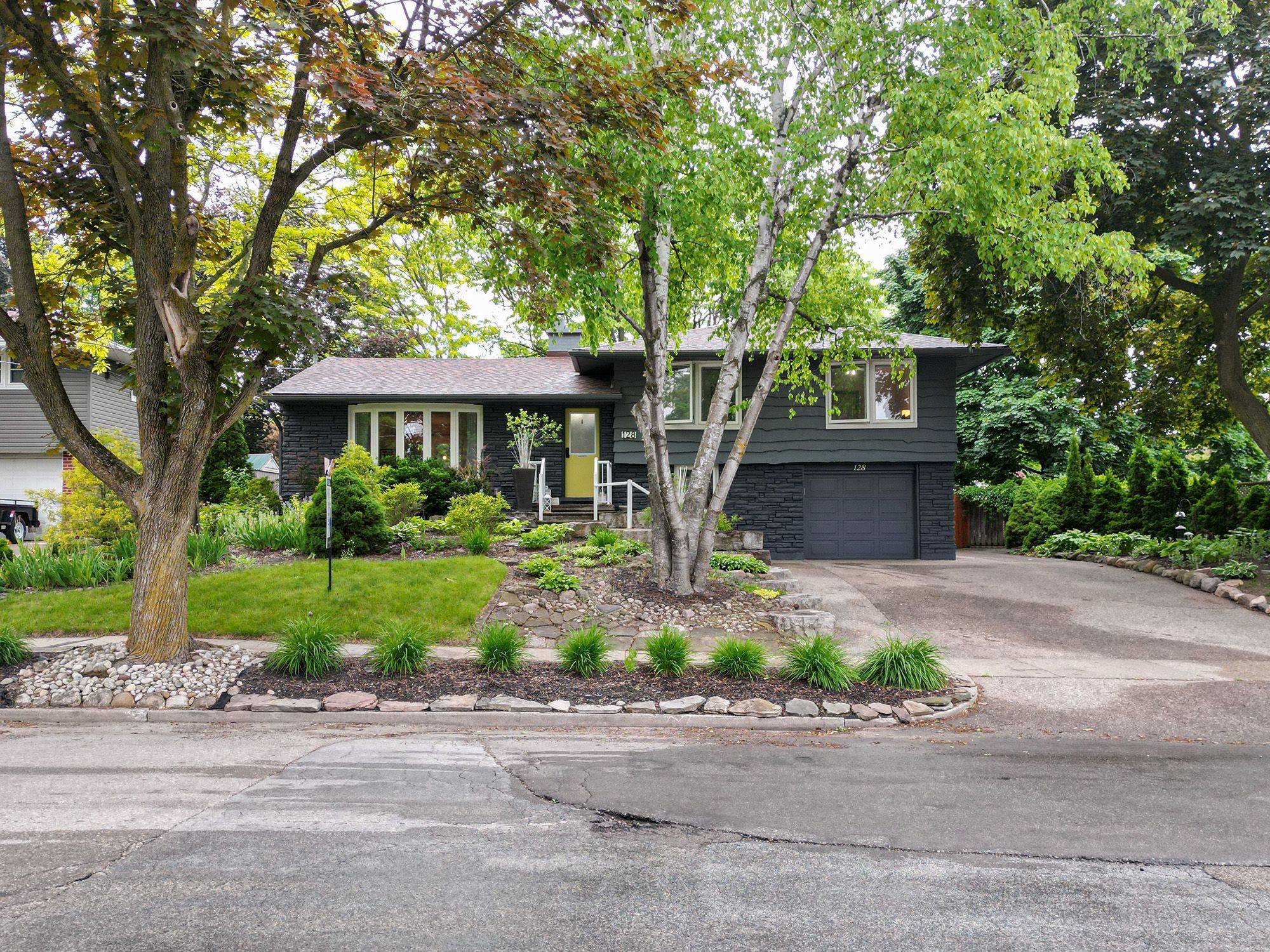 Kitchener, ON N2M 4E1,128 Blueridge AVE