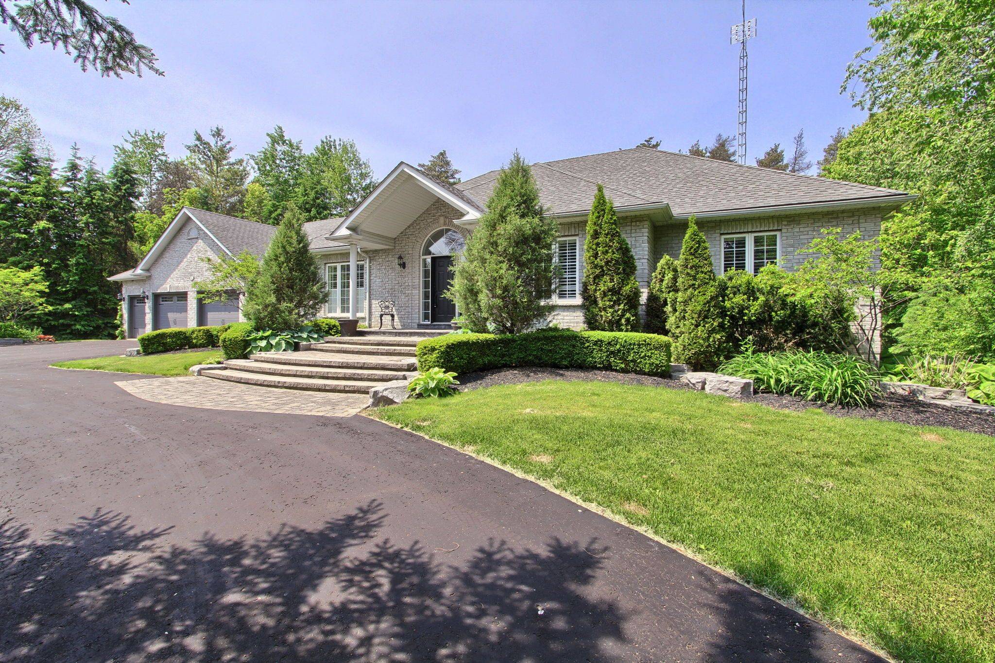 East Gwillimbury, ON L0G 1M0,8 Pelosi WAY
