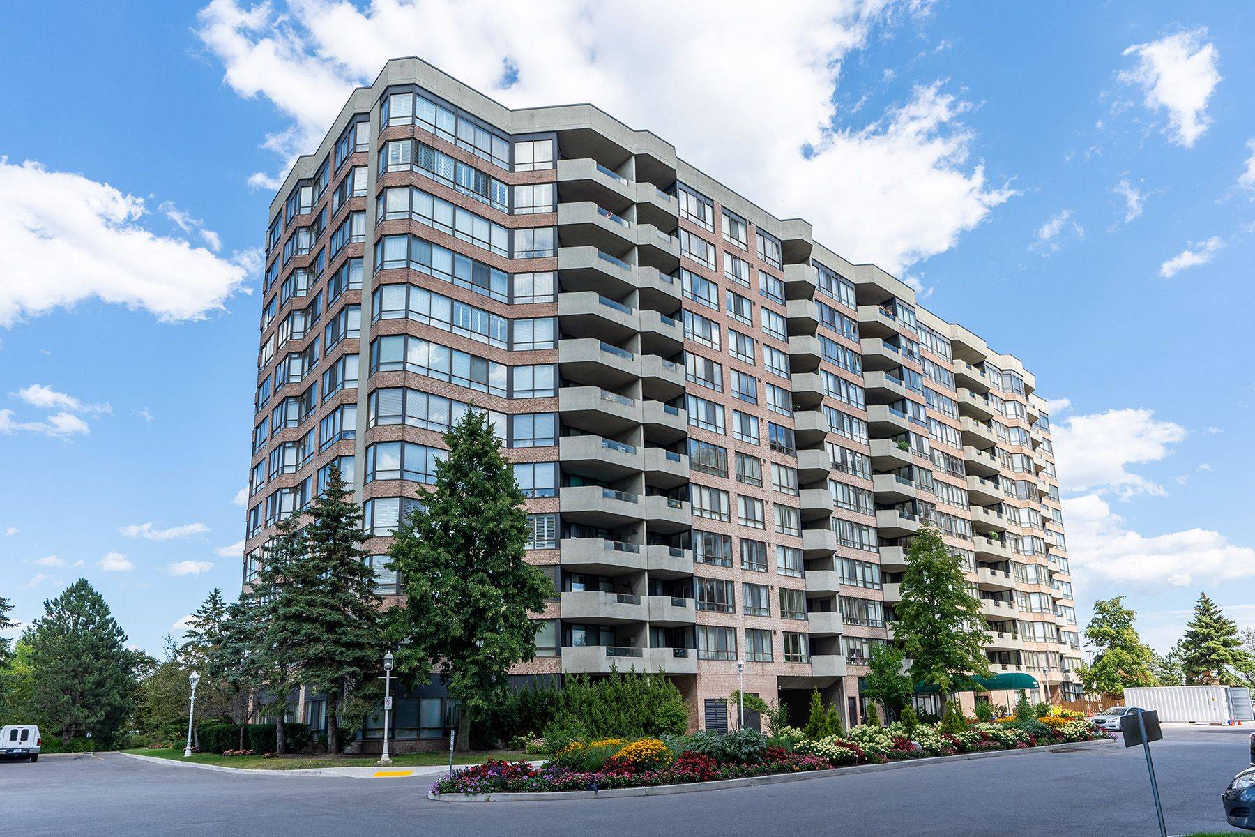 Markham, ON L3R 8H4,25 Austin DR #818