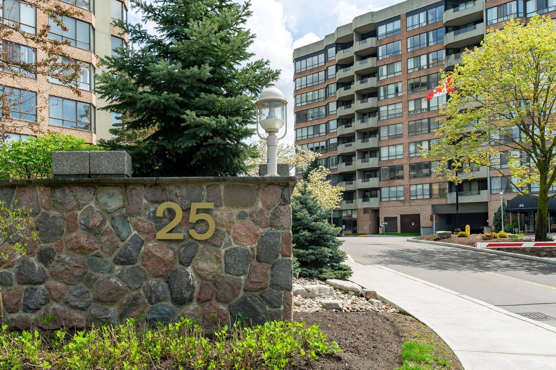 Markham, ON L3R 8H4,25 Austin DR #818
