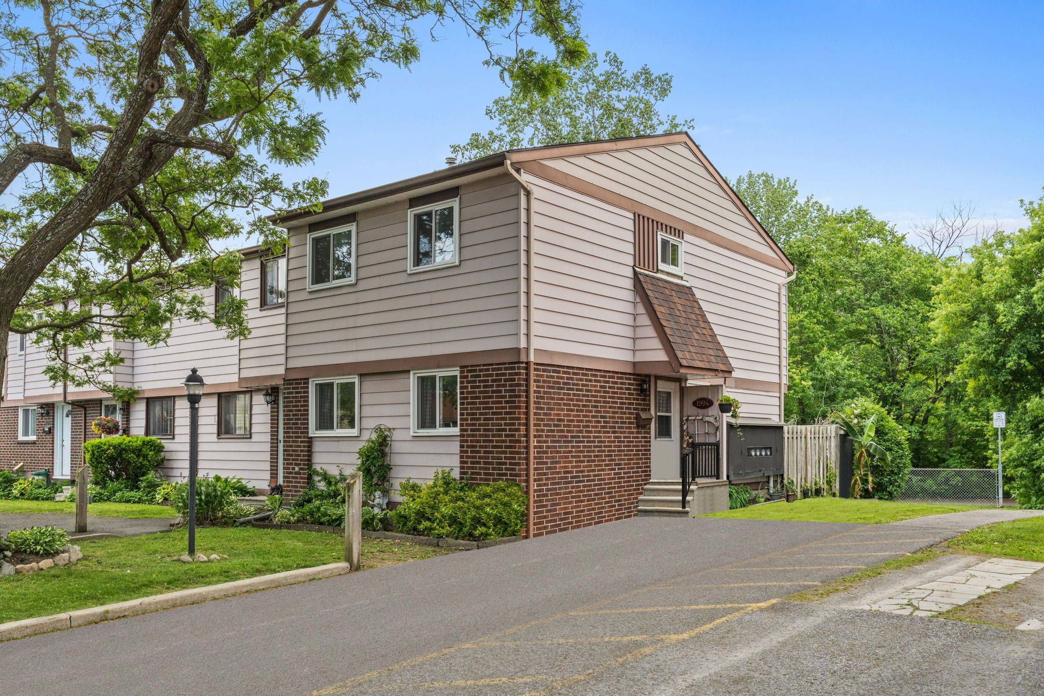 Blackburn Hamlet, ON K1B 4Y7,1994 Falkirk CRES