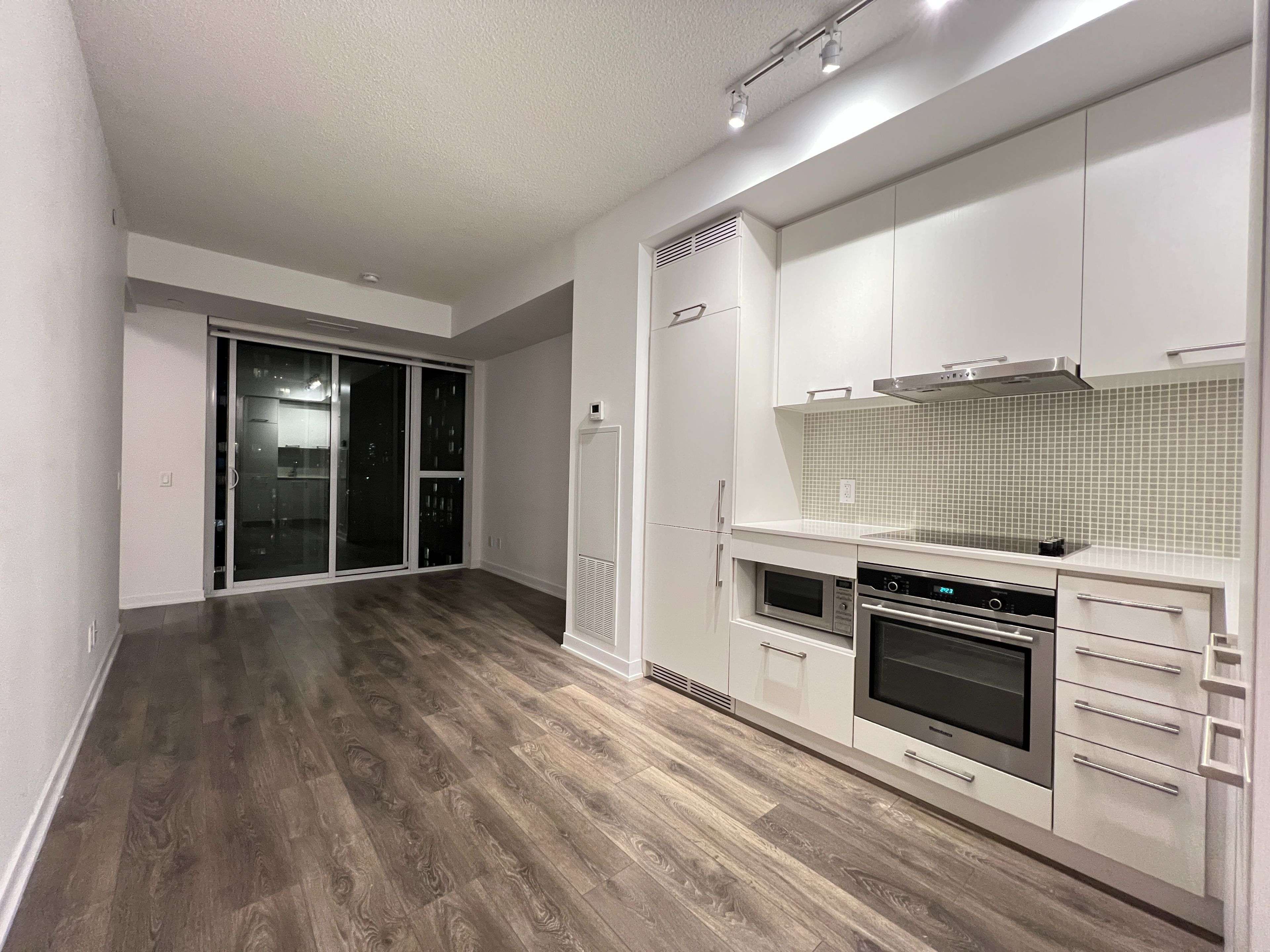 Toronto C01, ON M5V 0P1,87 Peter ST #2716