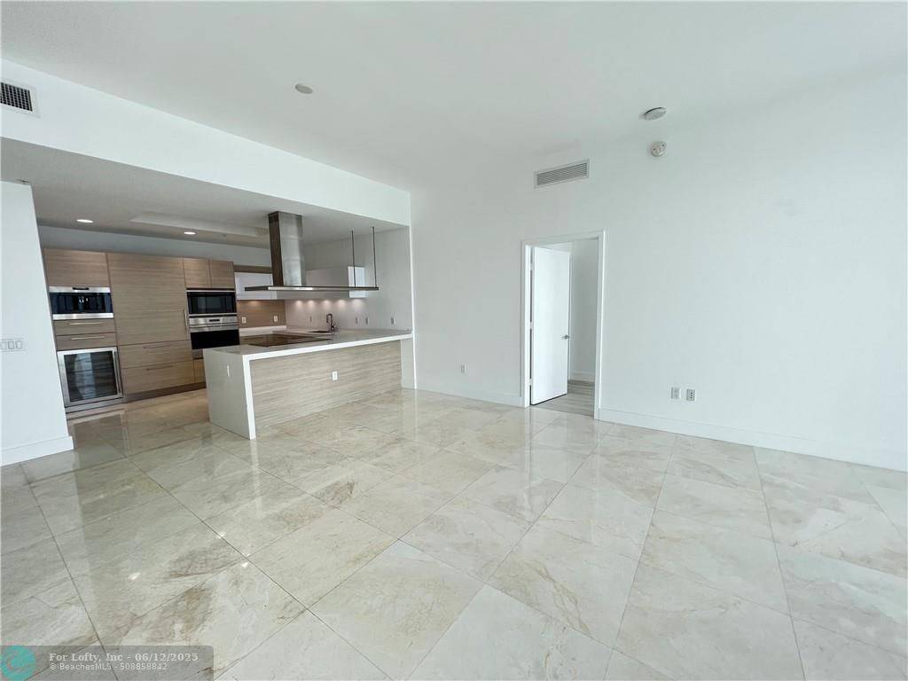 North Miami Beach, FL 33160,17301 Biscayne Blvd #LPH5