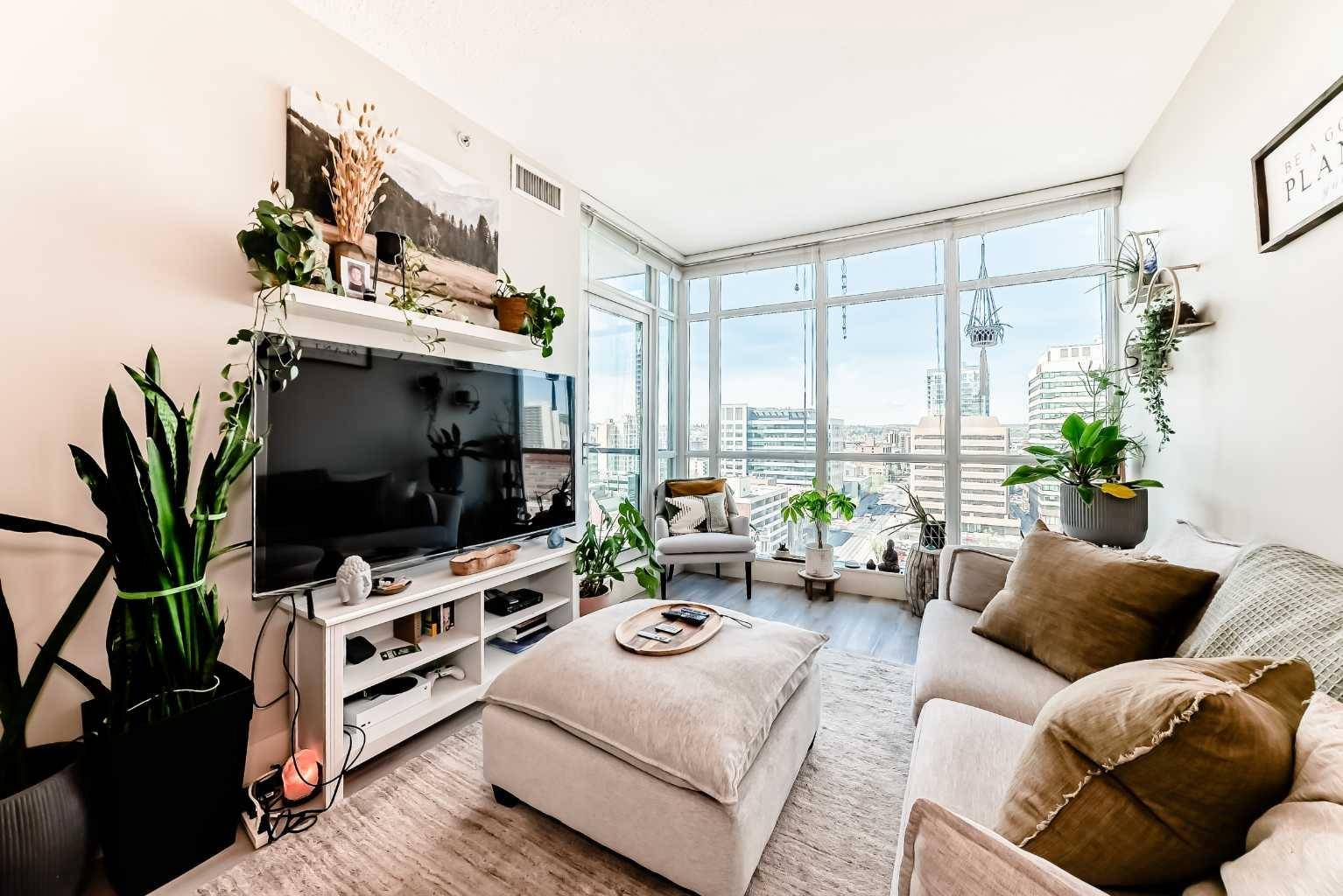 Calgary, AB T2R 0H1,788 12 AVE SW #1204