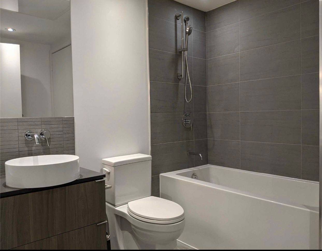 Toronto C10, ON M4P 0C8,161 Roehampton AVE #3906