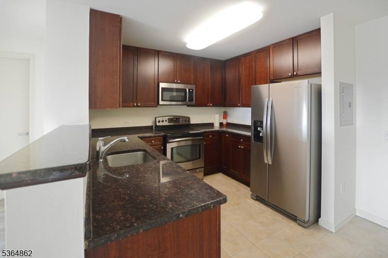 Rahway City, NJ 07065,1 Carriage City Plz #616
