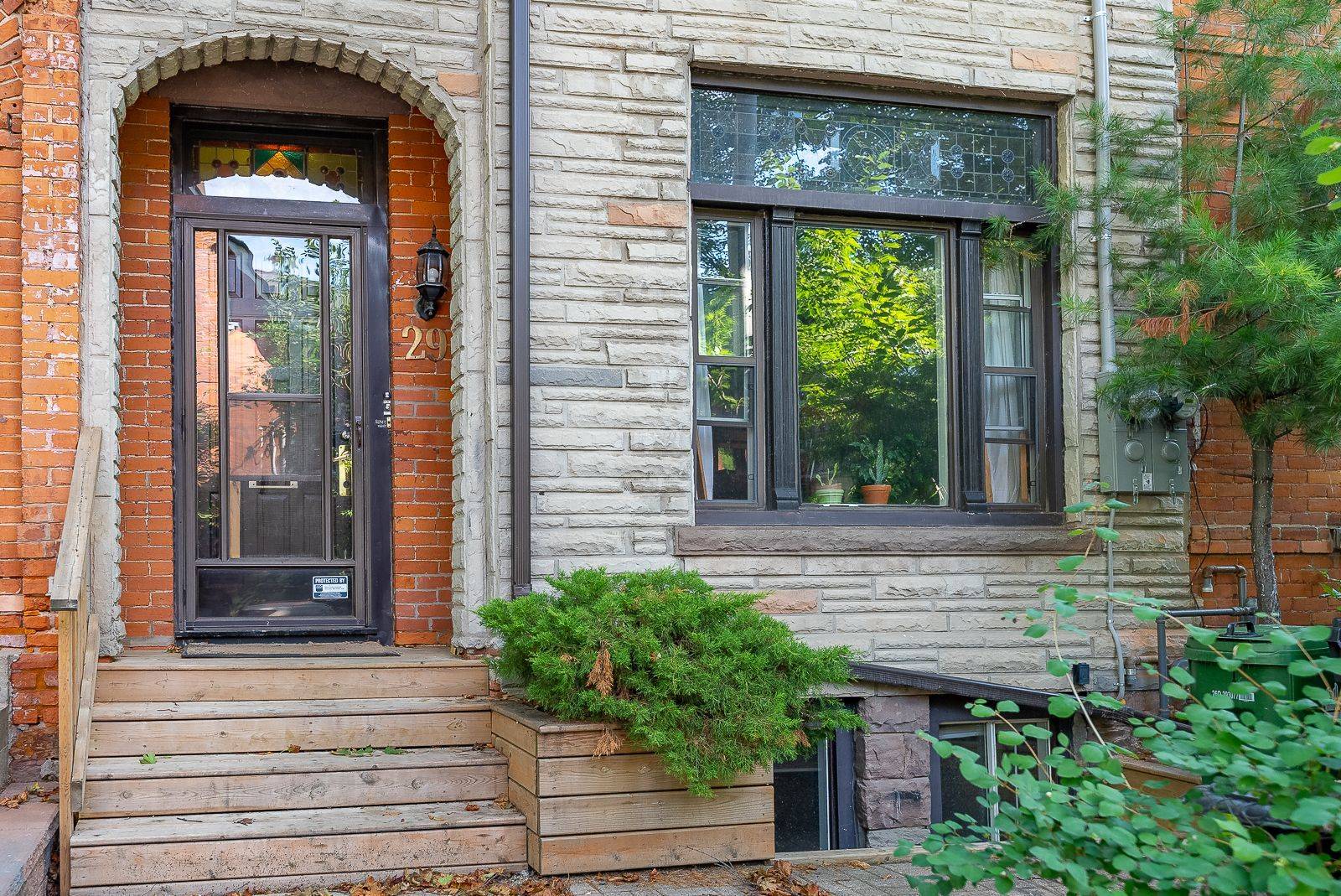 Toronto W01, ON M6K 2H9,29 Elm Grove AVE