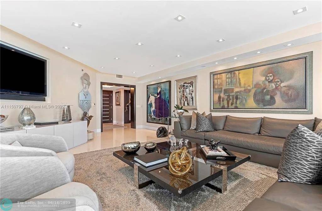 Hollywood, FL 33019,2711 S Ocean Dr #2902