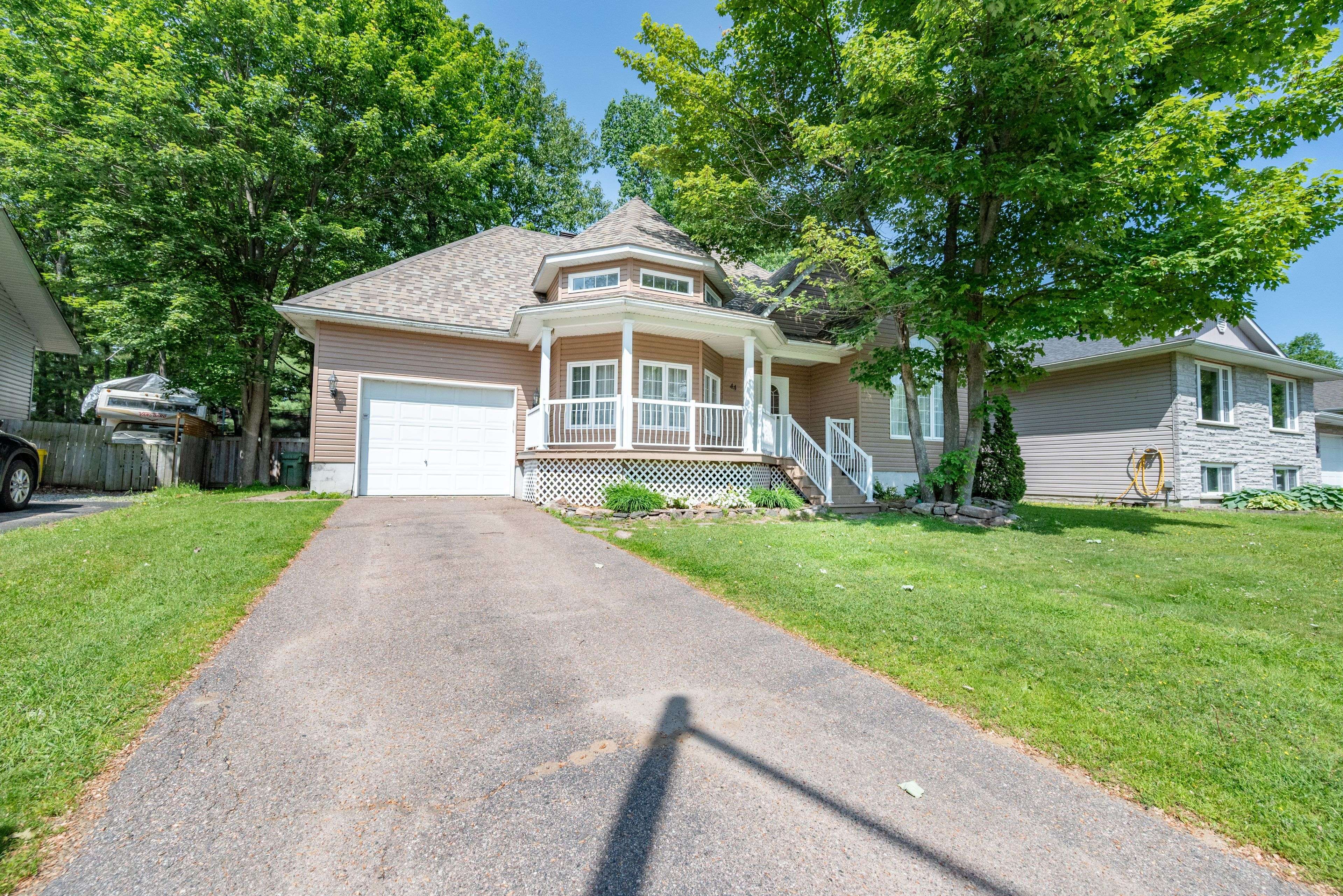 Petawawa, ON K8H 3R7,44 Bayshore DR