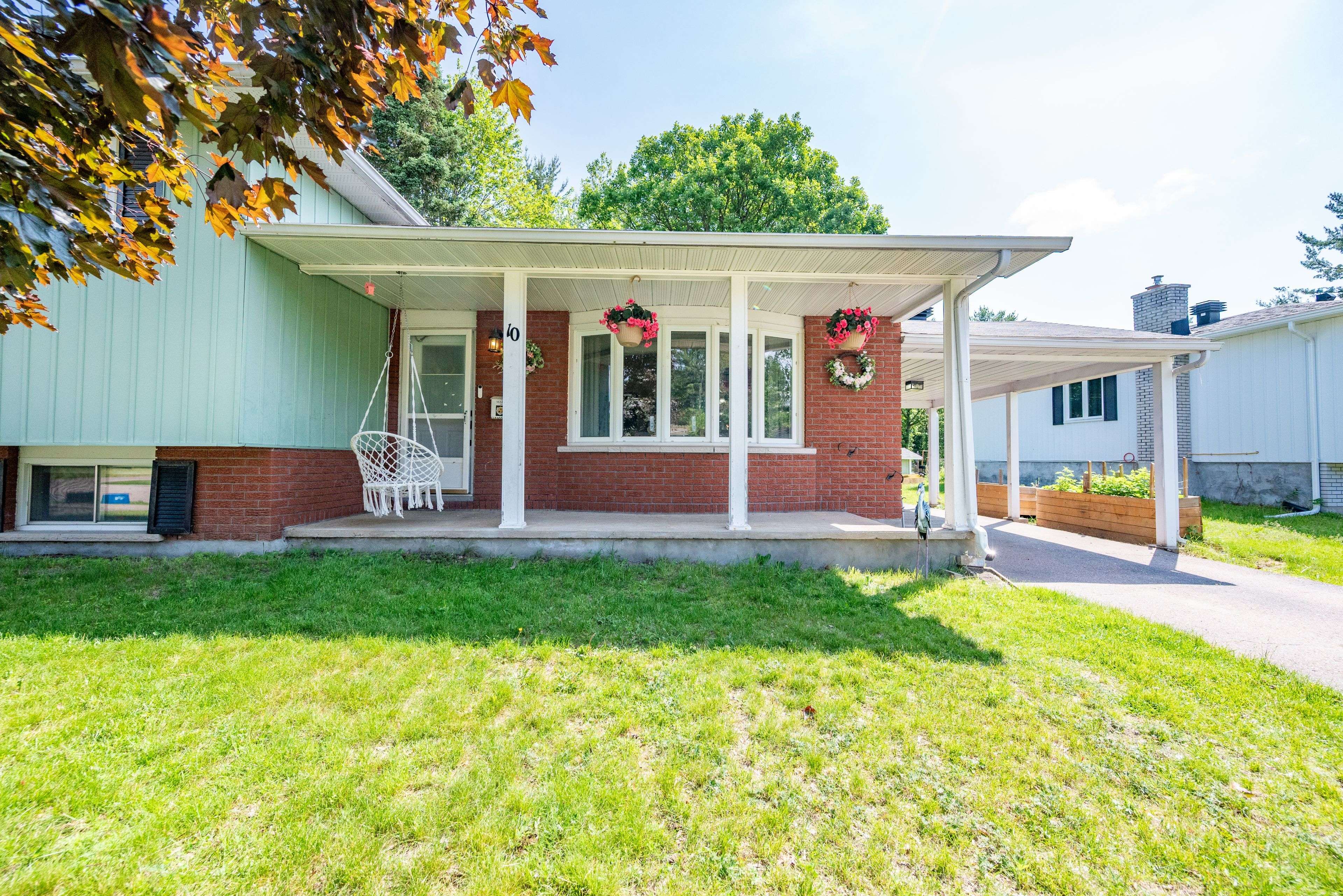 Petawawa, ON K8H 2Y6,10 Pine PL