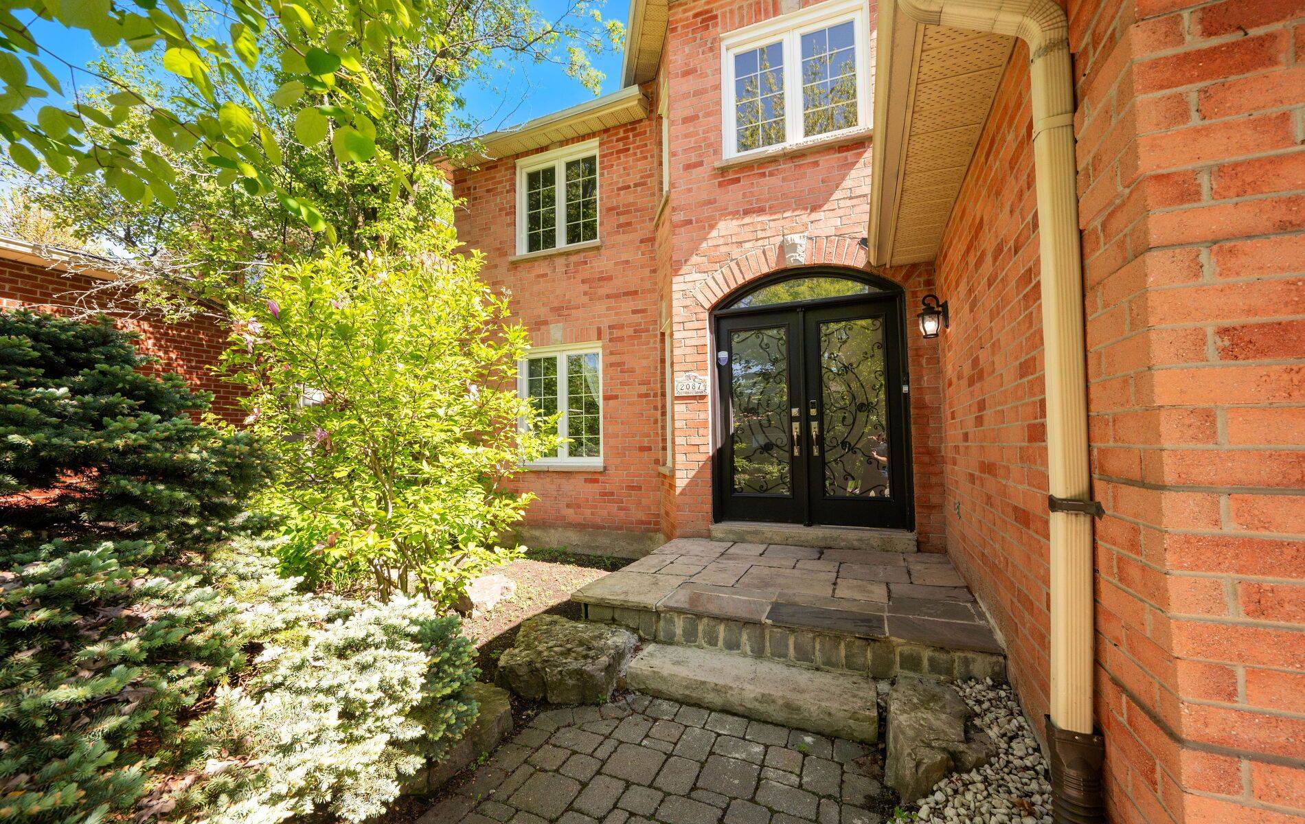 Oakville, ON L6H 4E8,2087 Mayflower BLVD