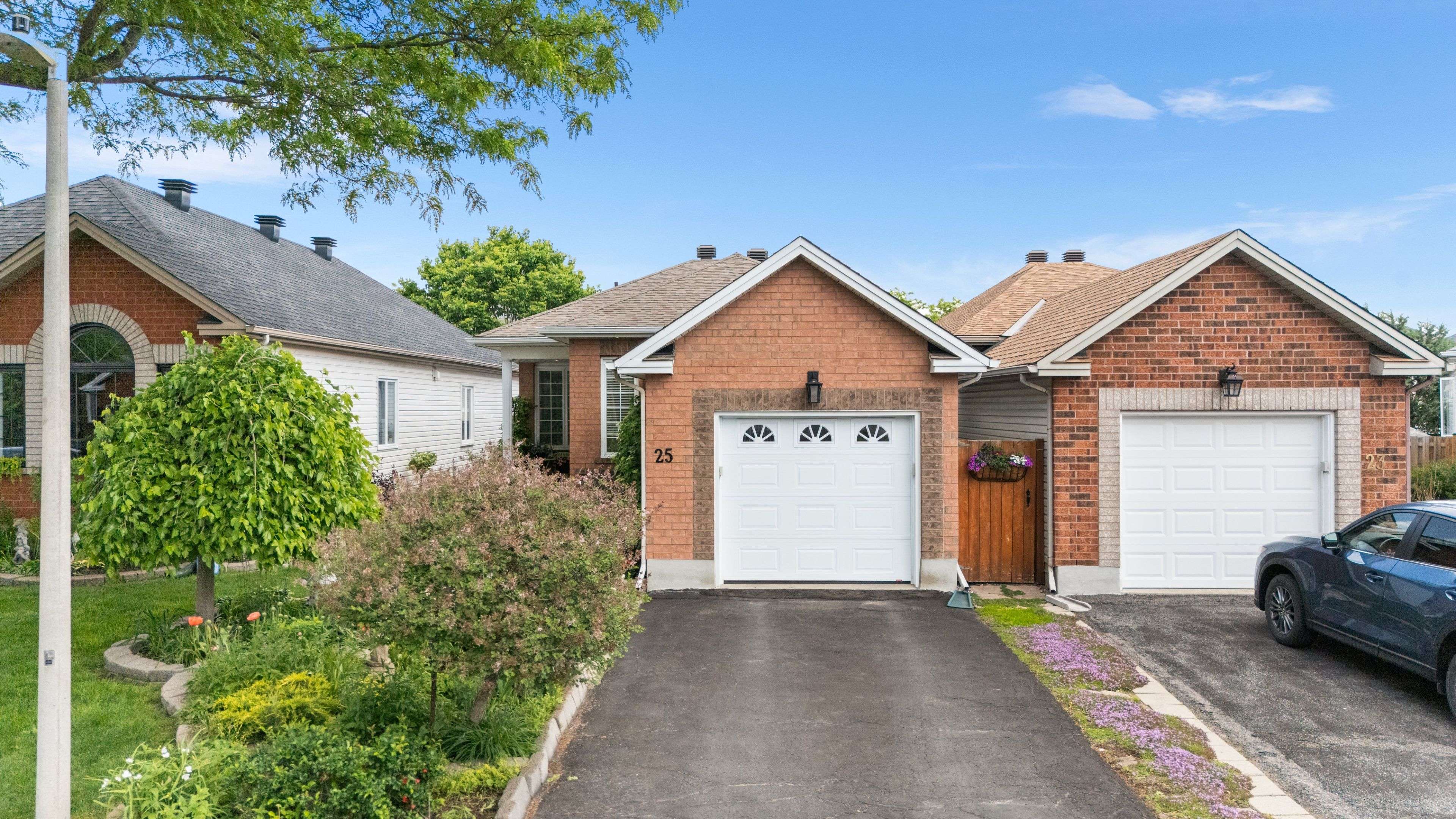 Carlington - Central Park, ON K2C 4A7,25 Trump AVE