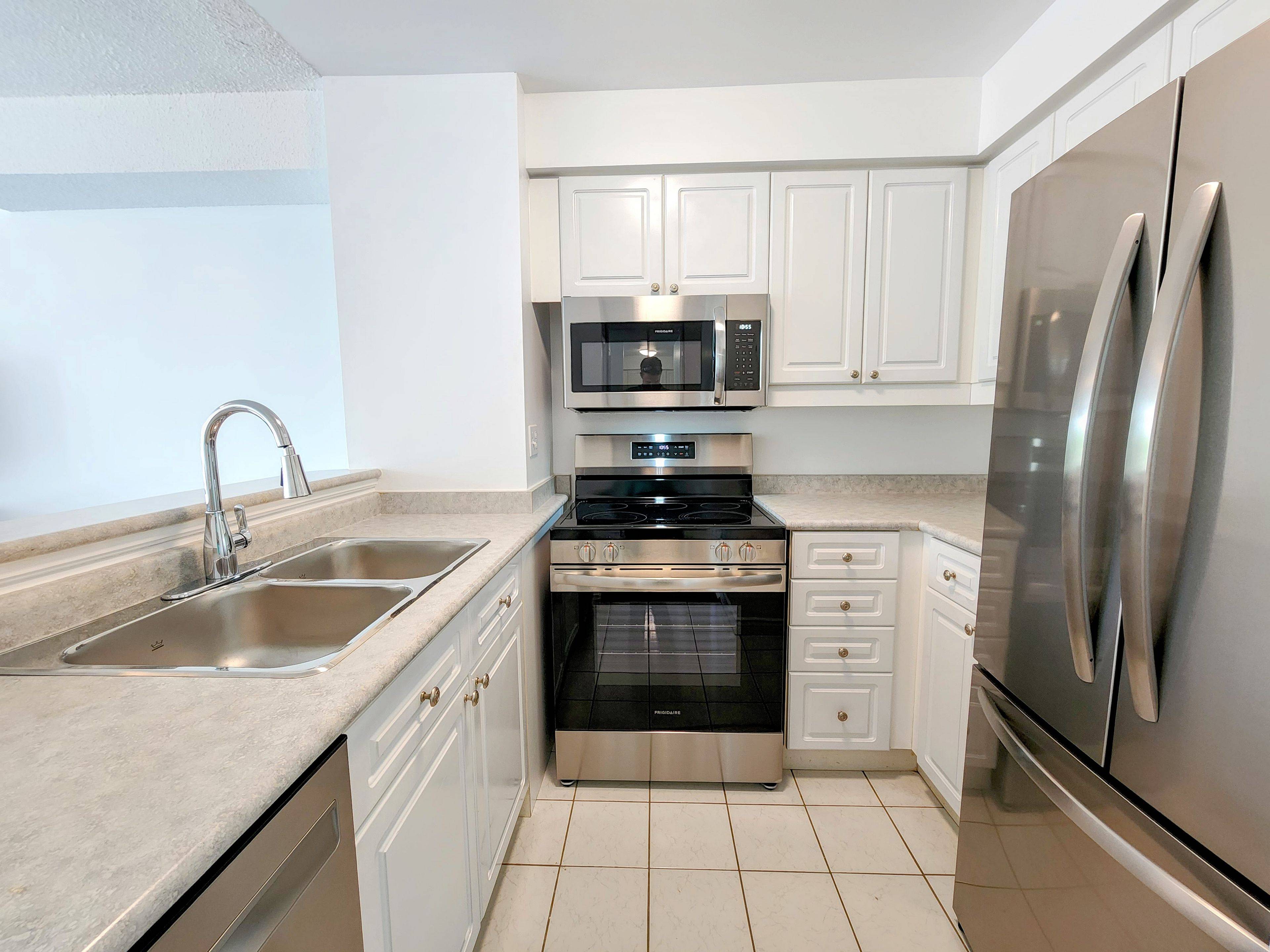 Burlington, ON L7S 2J9,1276 Maple Crossing BLVD #208