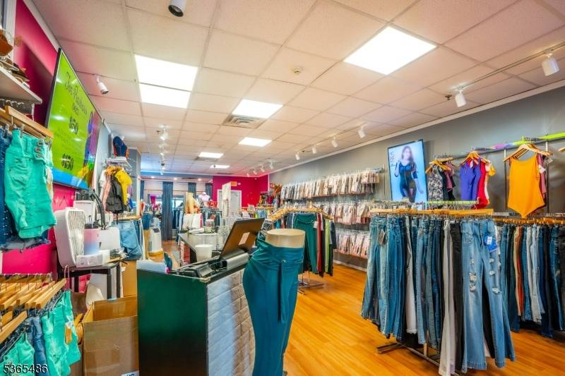 Union City, NJ 07087,3421 Bergenline Ave