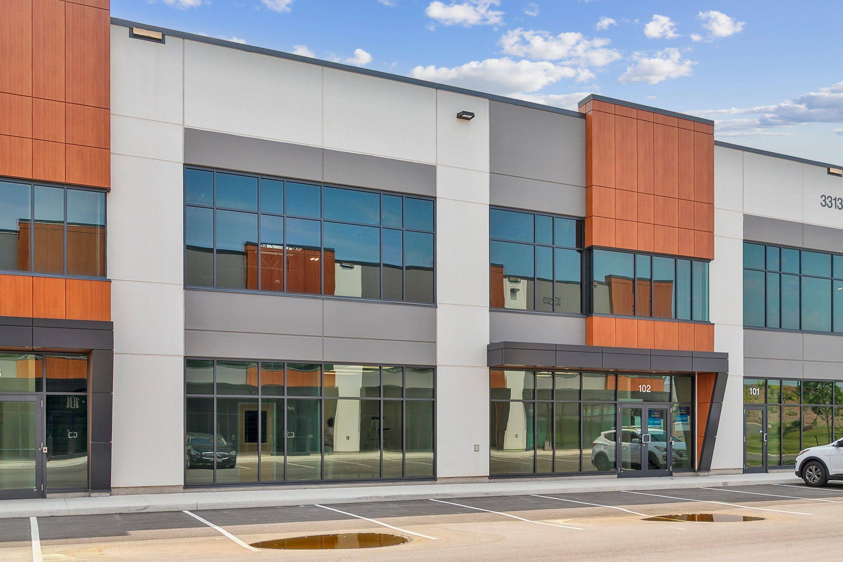 Oakville, ON L6L 0C4,3313 Superior CT #B102