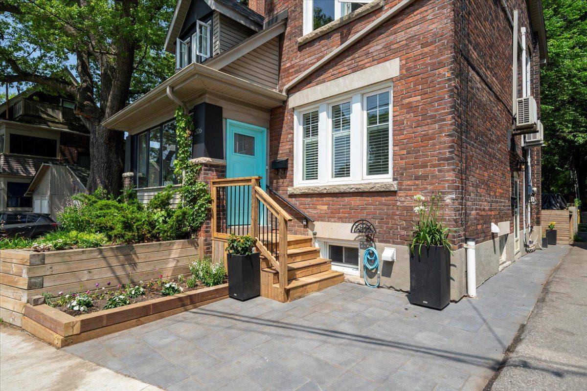Toronto W01, ON M6R 1W1,206 Howard Park AVE