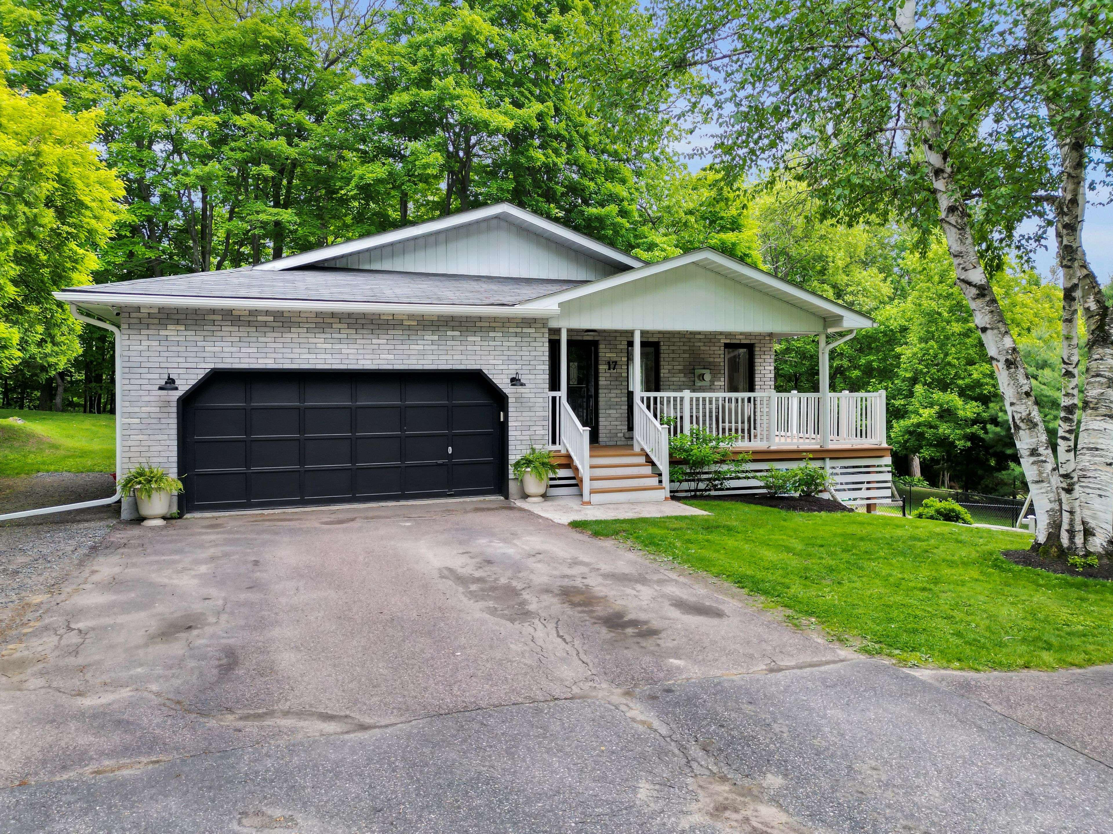 Huntsville, ON P1H 1L9,17 Winona DR