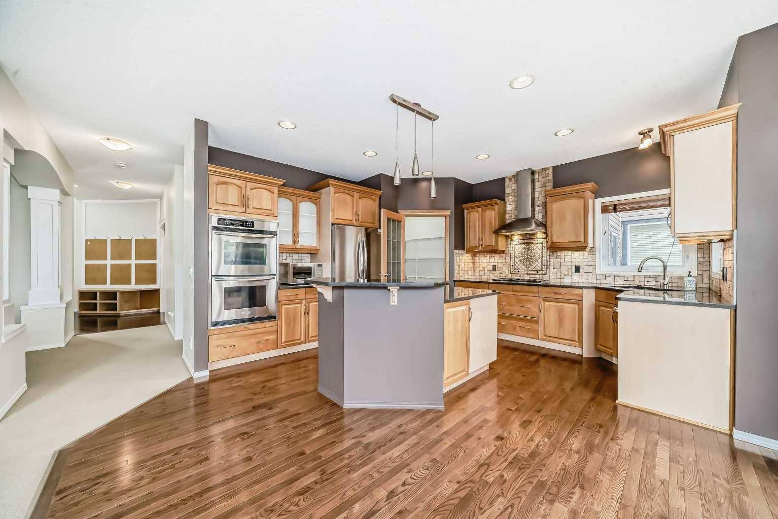Calgary, AB T3H 5R9,11 Cougar Plateau PL SW