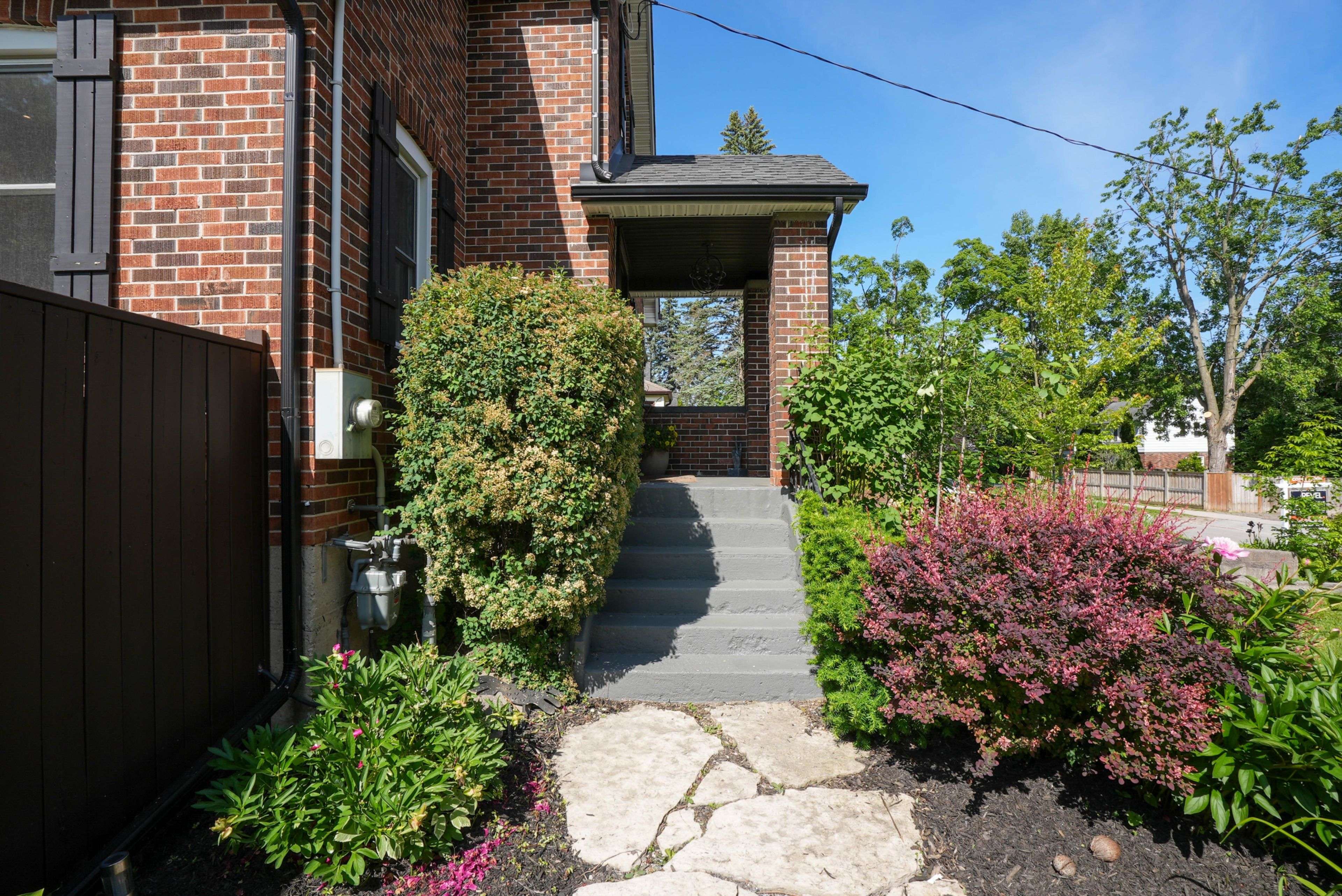 Barrie, ON L4N 1M3,36 Dalton ST