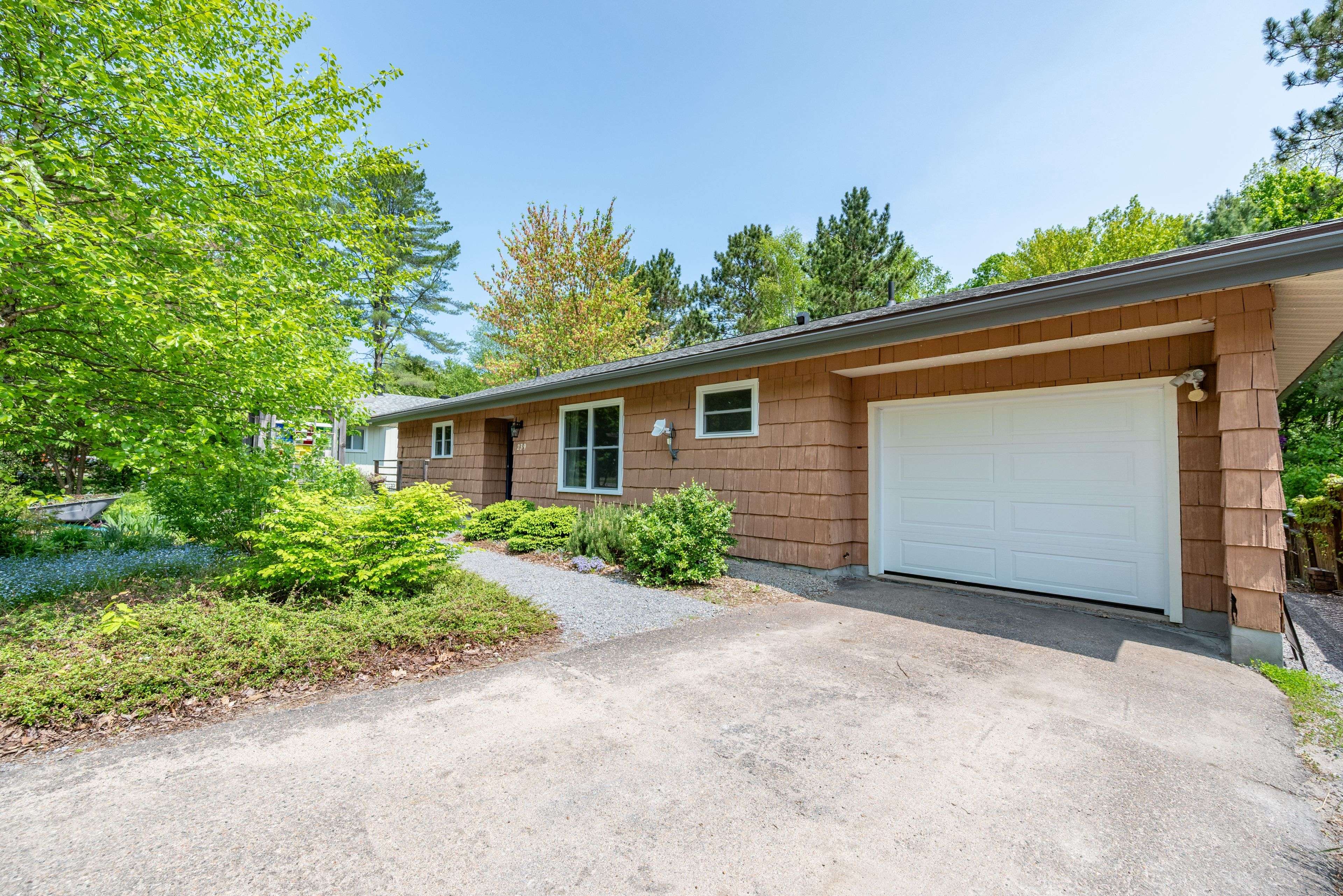 Deep River, ON K0J 1P0,239 Thomas ST
