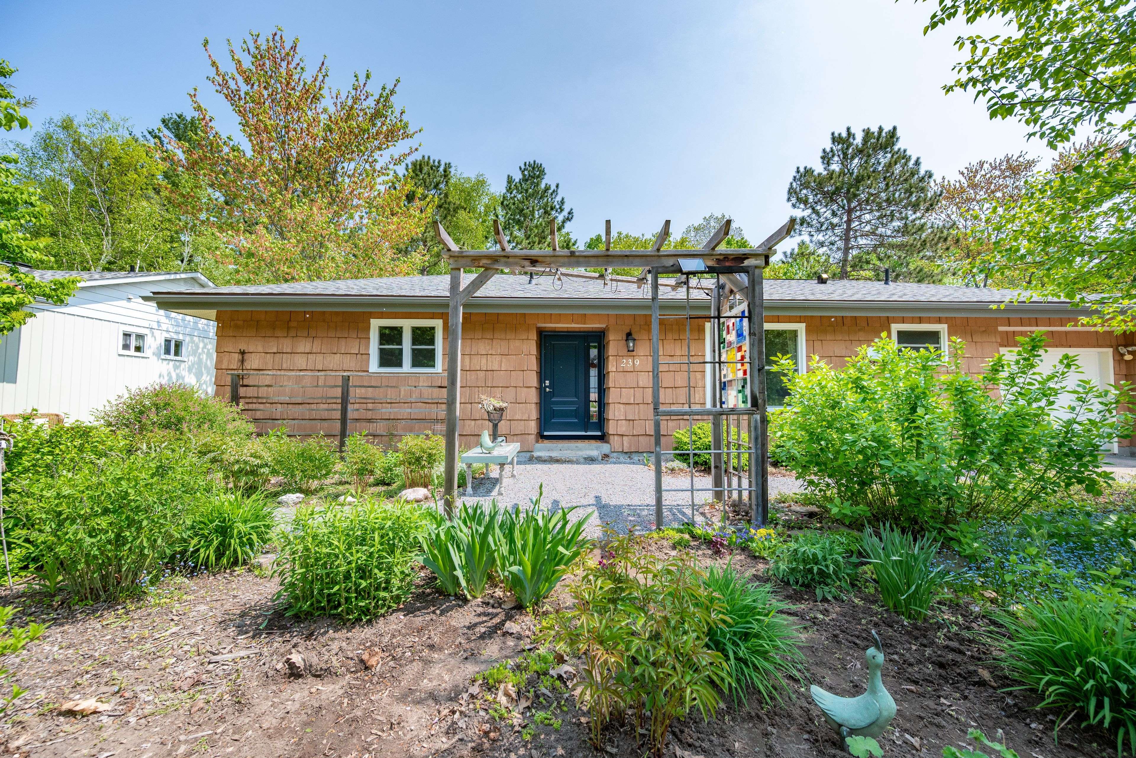 Deep River, ON K0J 1P0,239 Thomas ST