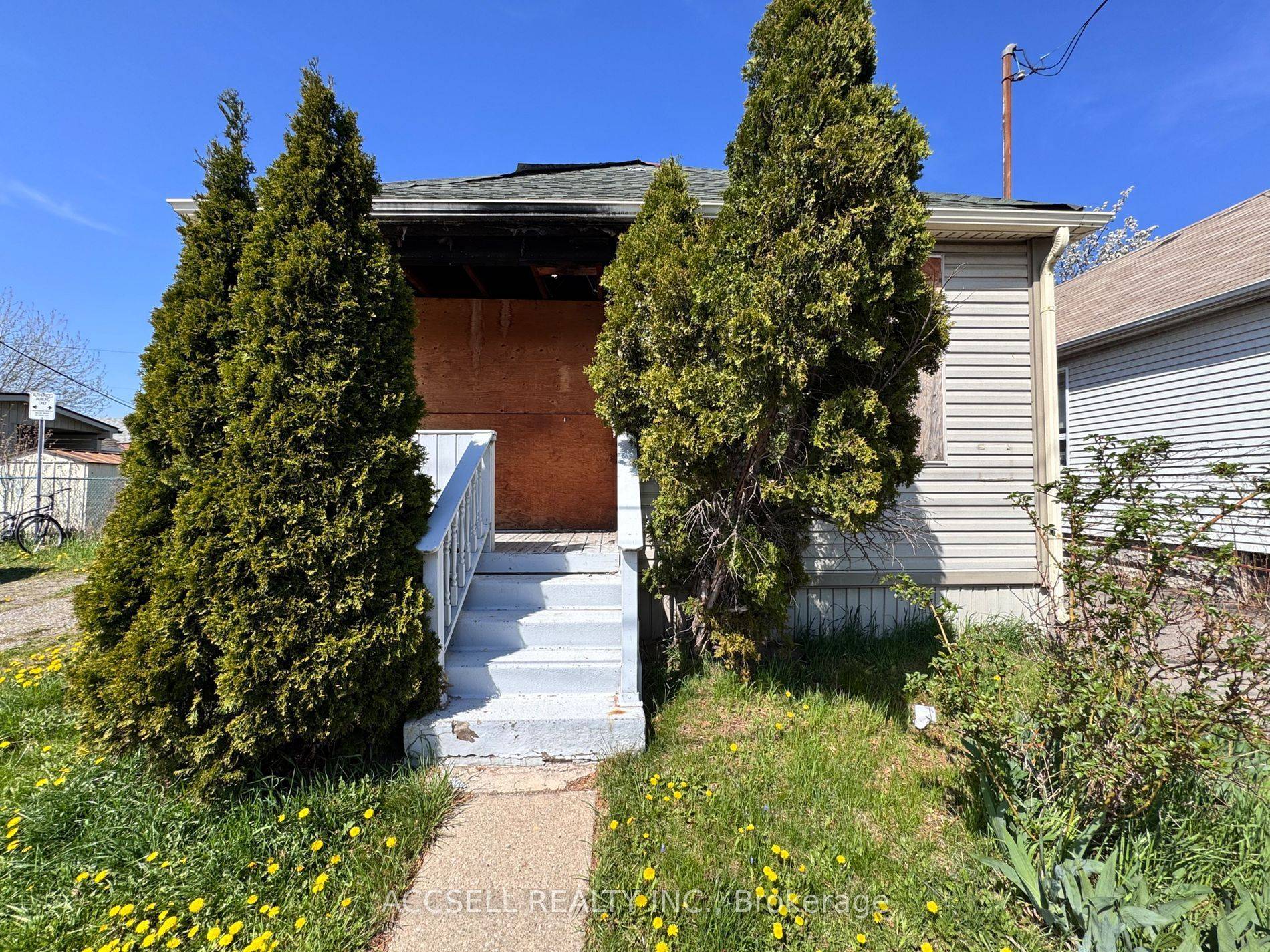Hamilton, ON L8H 1W2,1371 Cannon ST E
