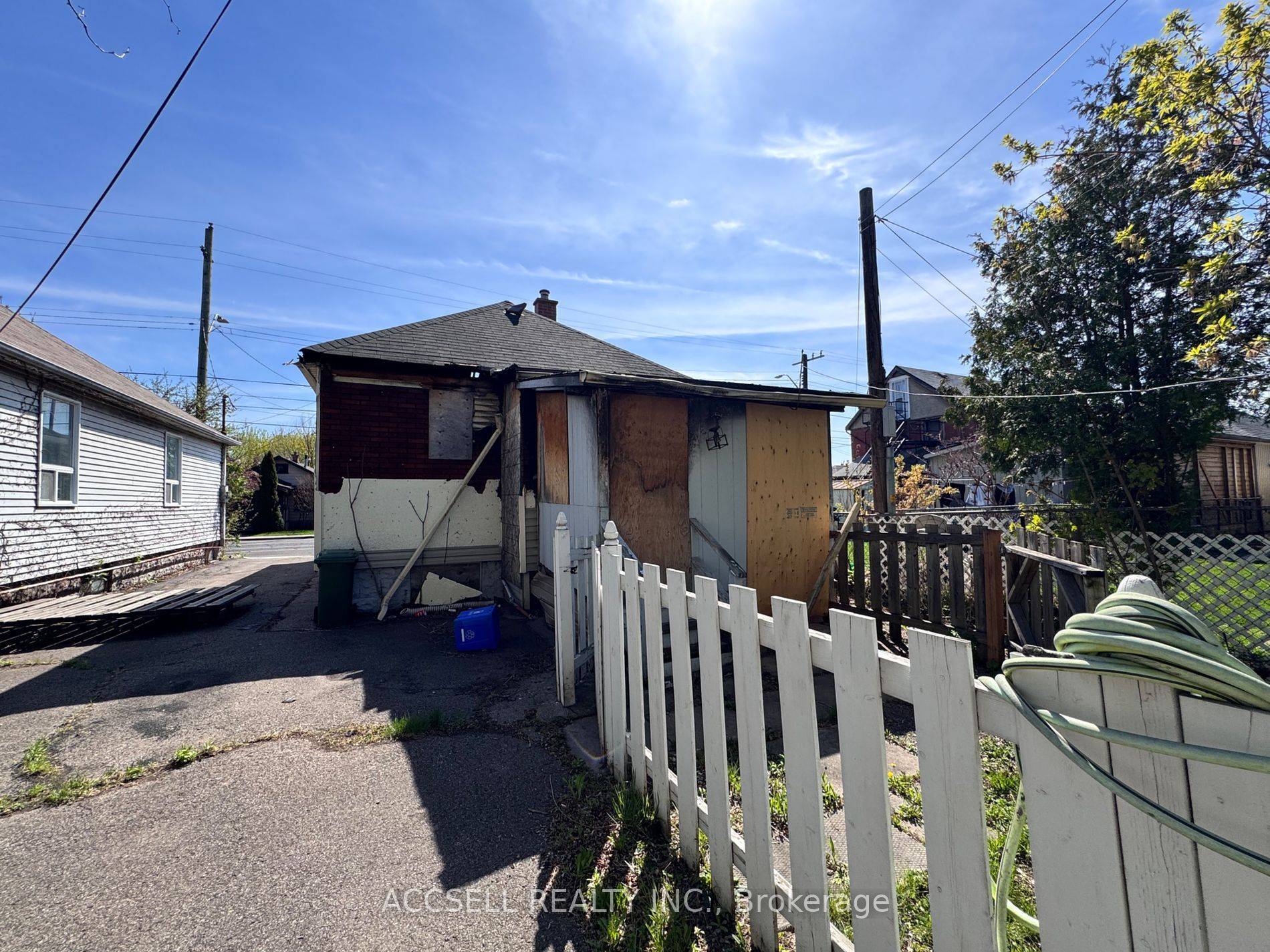 Hamilton, ON L8H 1W2,1371 Cannon ST E