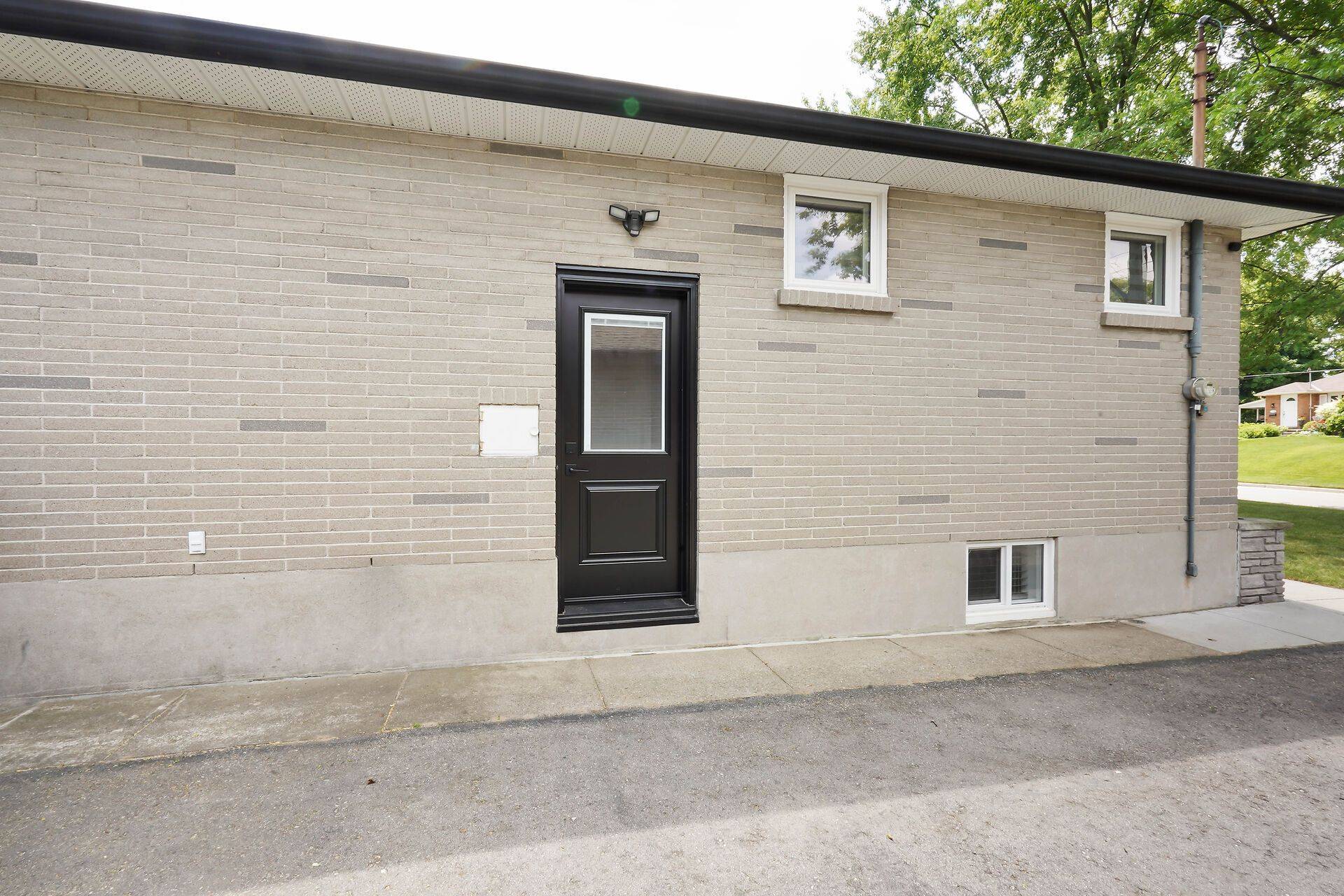 London South, ON N6K 2S2,368 Griffith ST