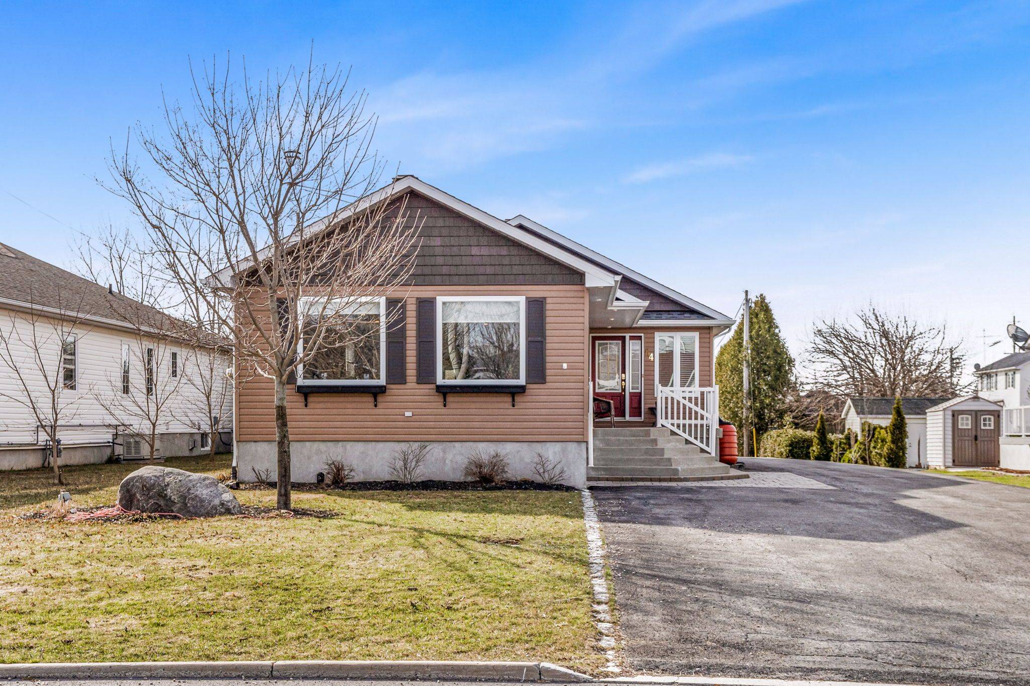 North Glengarry, ON K0C 1A0,84 Anik ST