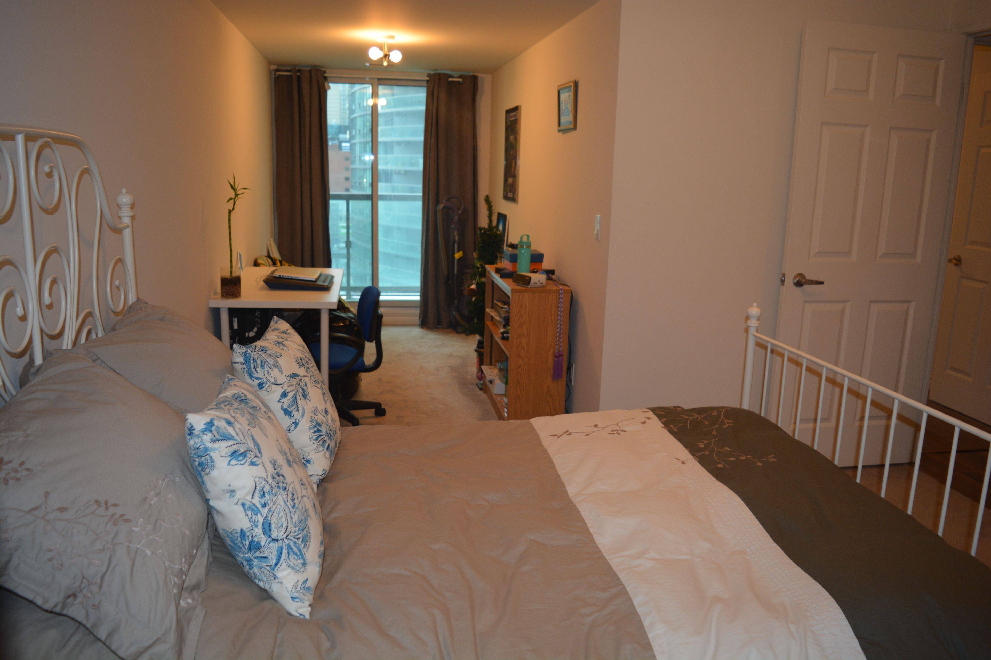 Toronto C01, ON M5J 3A3,19 Grand Trunk CRES #1202