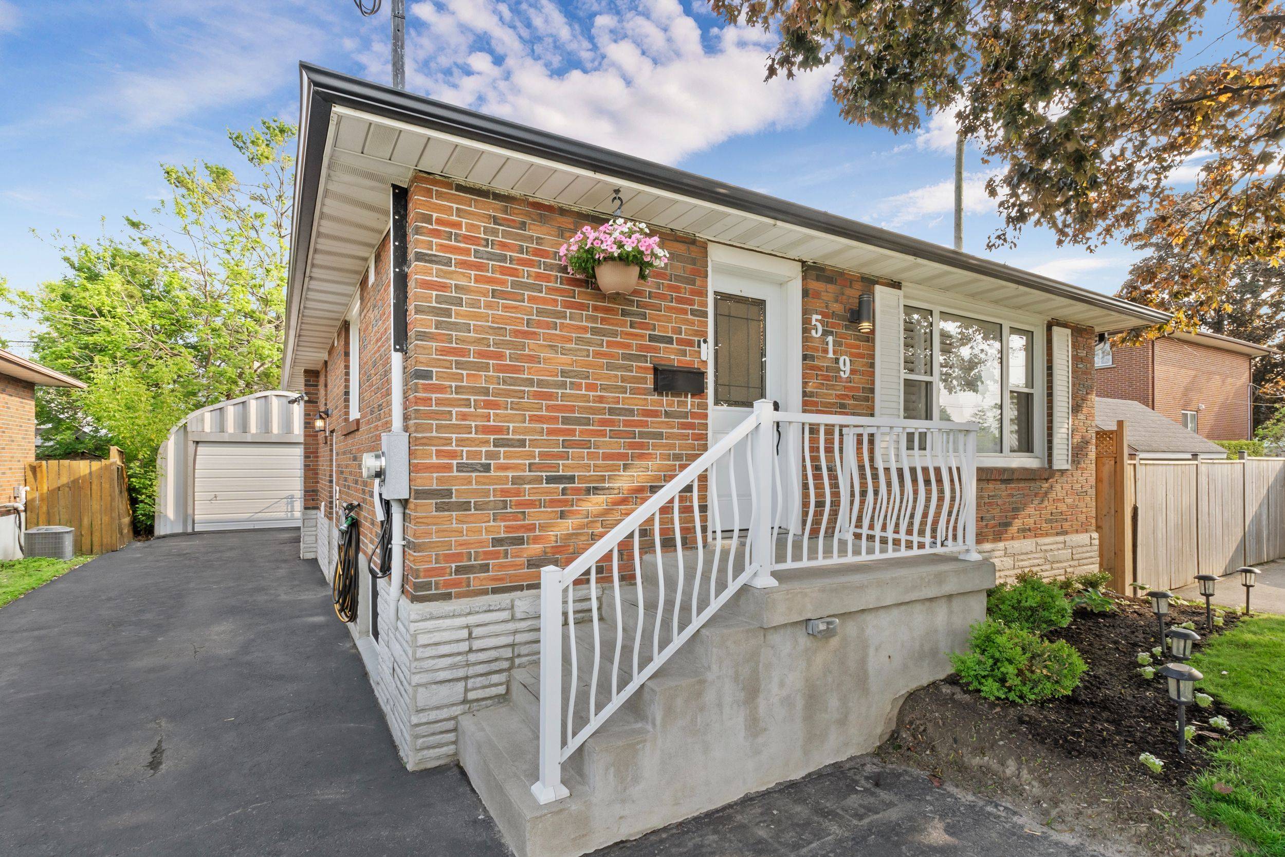 Oshawa, ON L1J 2X6,519 Lowell AVE