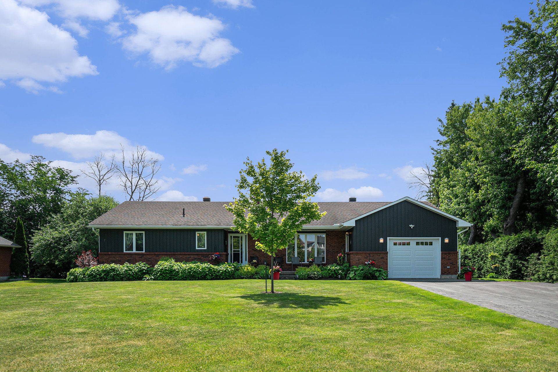 Mcnab/braeside, ON K7S 3G9,37 WABALAC DR E