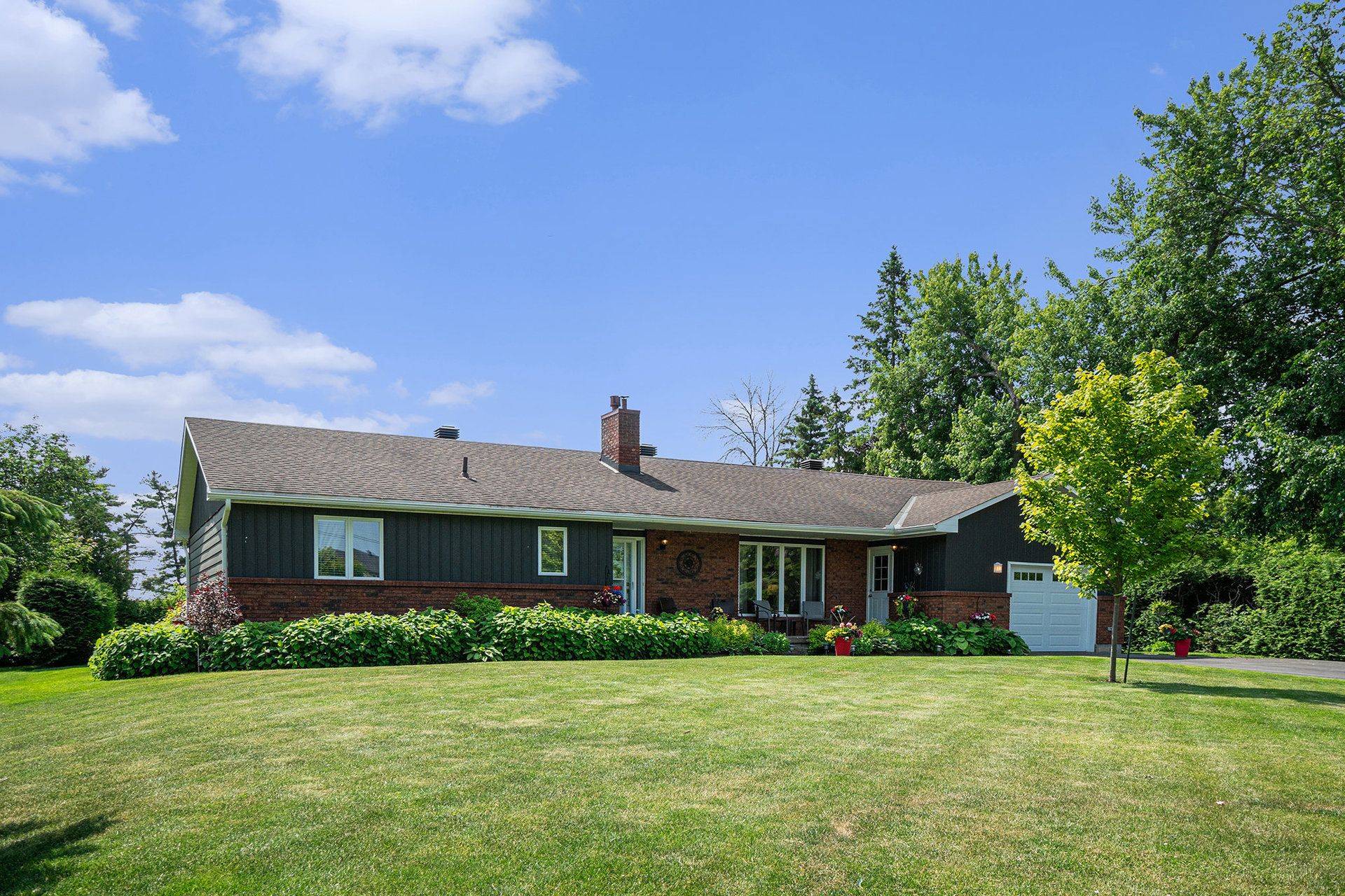 Mcnab/braeside, ON K7S 3G9,37 WABALAC DR E