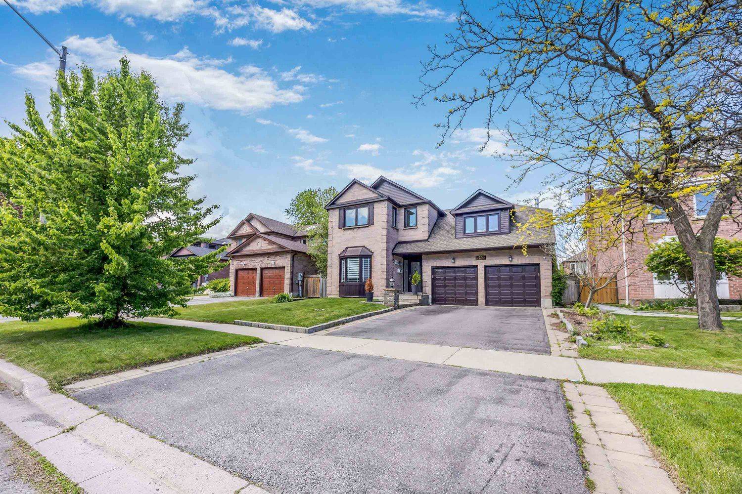 Pickering, ON L1W 3T6,592 Maitland DR