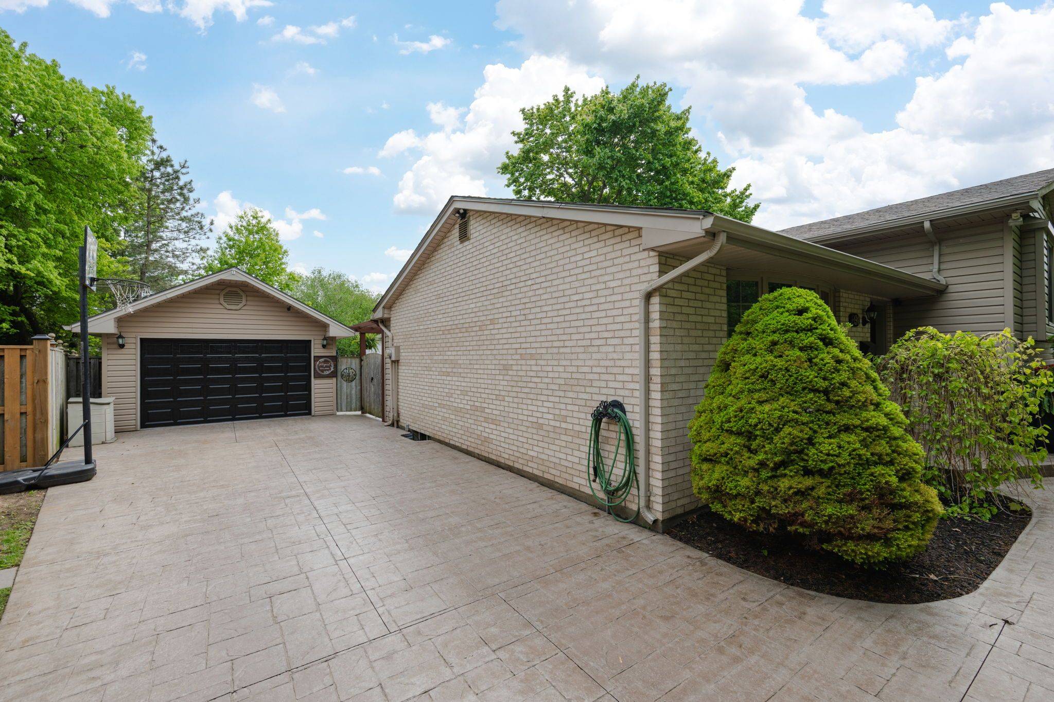 London North, ON N5X 1W4,691 Algoma AVE